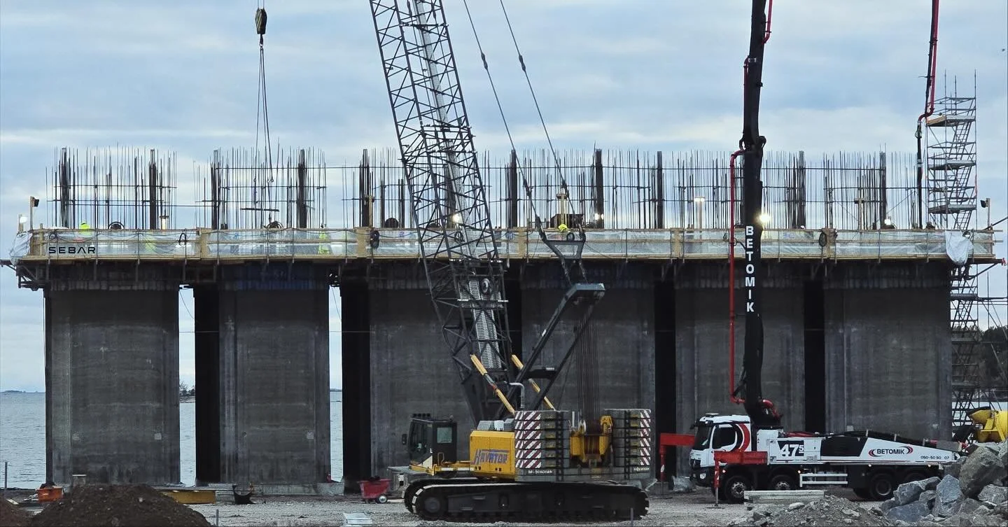 Nyt ollaan j&auml;nn&auml;n &auml;&auml;rell&auml; nimitt&auml;in liukuvalu menossa ty&ouml;maalla 🔩🏗️ ei ihan jokap&auml;iv&auml;inen n&auml;ky!

Liukuvalu on vanha, mutta tehokas menetelm&auml;, jossa muotti liikkuu valun mukana jatkuvasti yl&oum