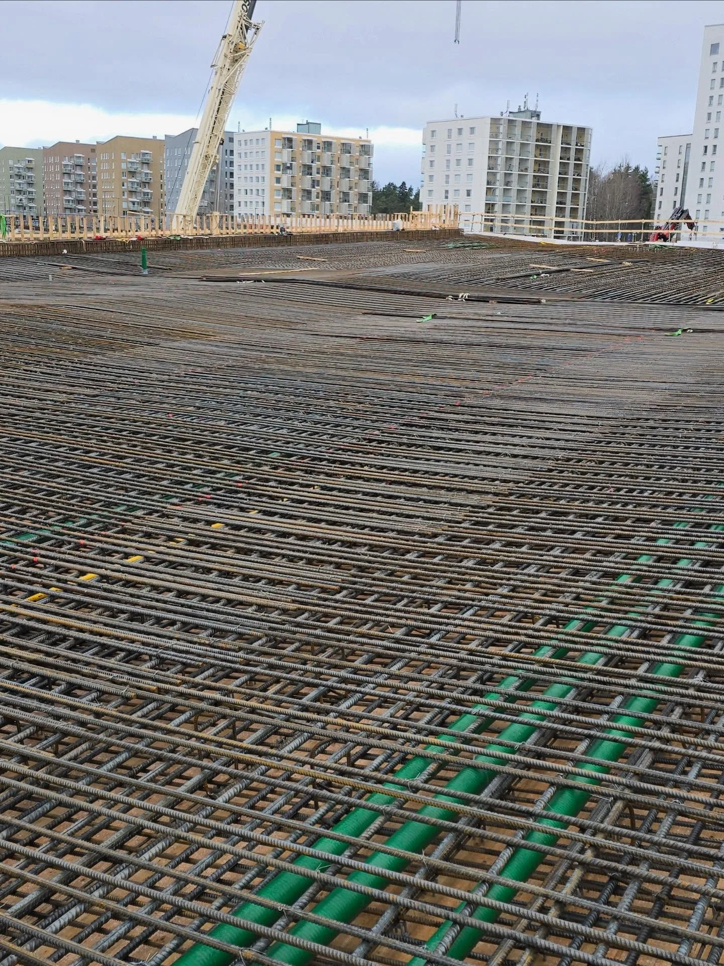 Hyv&auml;ll&auml; energialla kohti viikonloppua 🙌🏽 

Finnoon sillan yl&auml;pinta on edistynyt hyvin t&auml;ll&auml; viikolla, kiitos ahkerien ty&ouml;ntekij&ouml;iden 💪🏼

#raudoitus #betoniraudoitus #sebarraudoitta #rebar #ty&ouml;maa #hyv&auml;