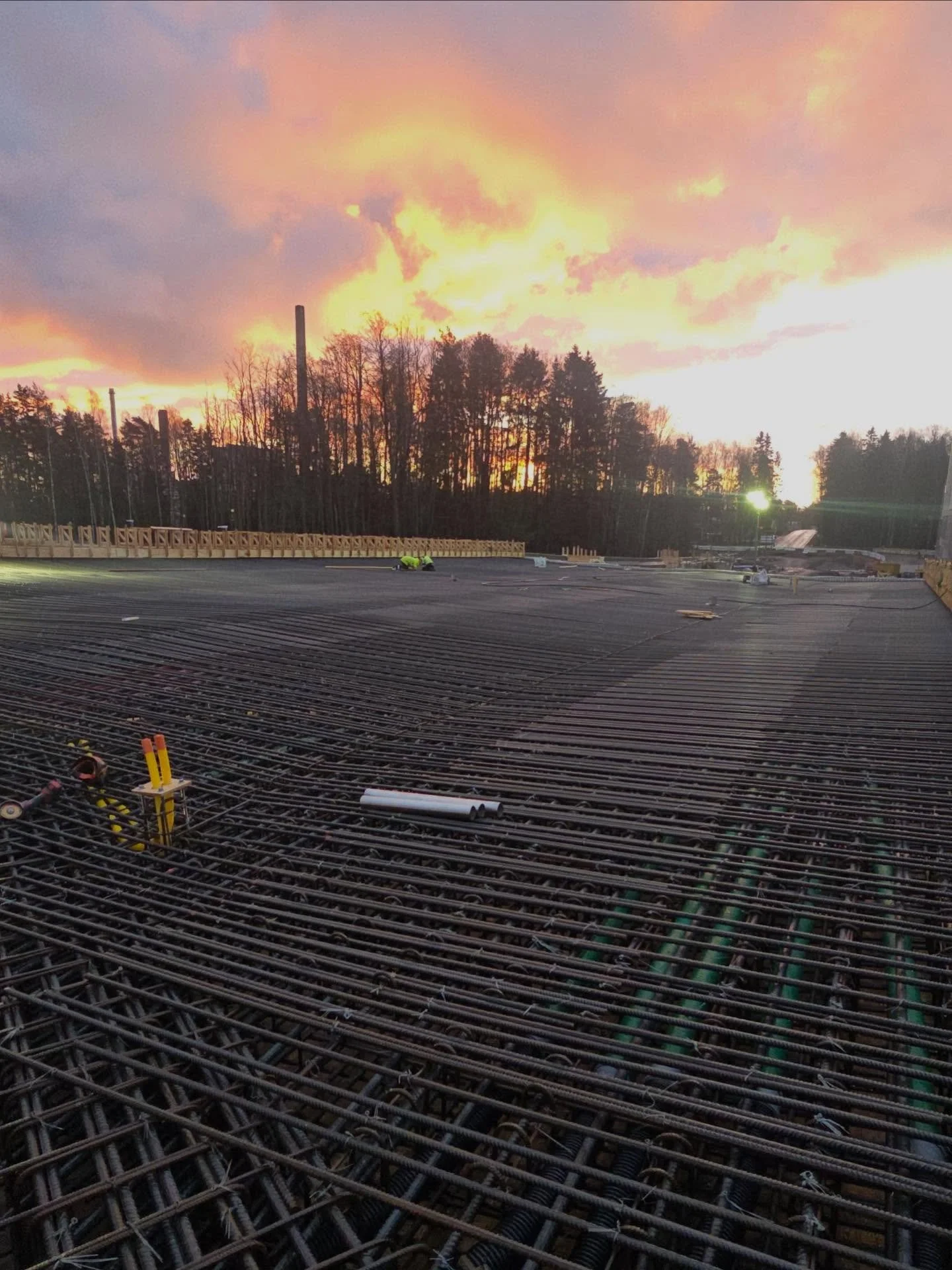 Ja niin se Finnoon sillan kannen raudotusty&ouml;t valmistui. Tarkistus meni l&auml;pi ja taivaskin n&auml;ytti parastaan heti aamusta 👏🏼🌅

#betoniraudoitus #raudoitus #sebarraudoittaa #rebar #ty&ouml;maa