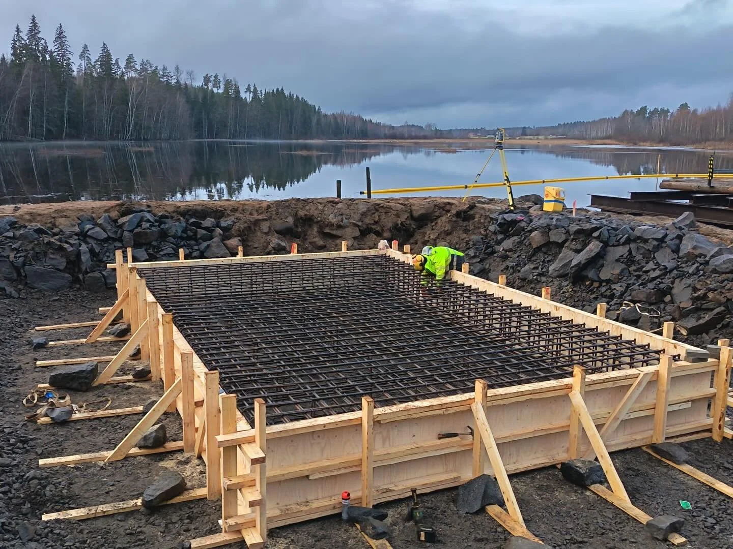 Uusi siltaty&ouml;maa alko t&auml;ll&auml; viikolla 💥 Telkj&auml;rven silta oli p&auml;&auml;ssy huonoon kuntoon, joten uusi ja kest&auml;v&auml; vanhan tilalle 💪🏼 

#raudoitus #betoniraudoitus #sebarraudoittaa #siltaty&ouml;maa #ty&ouml;maa #reba