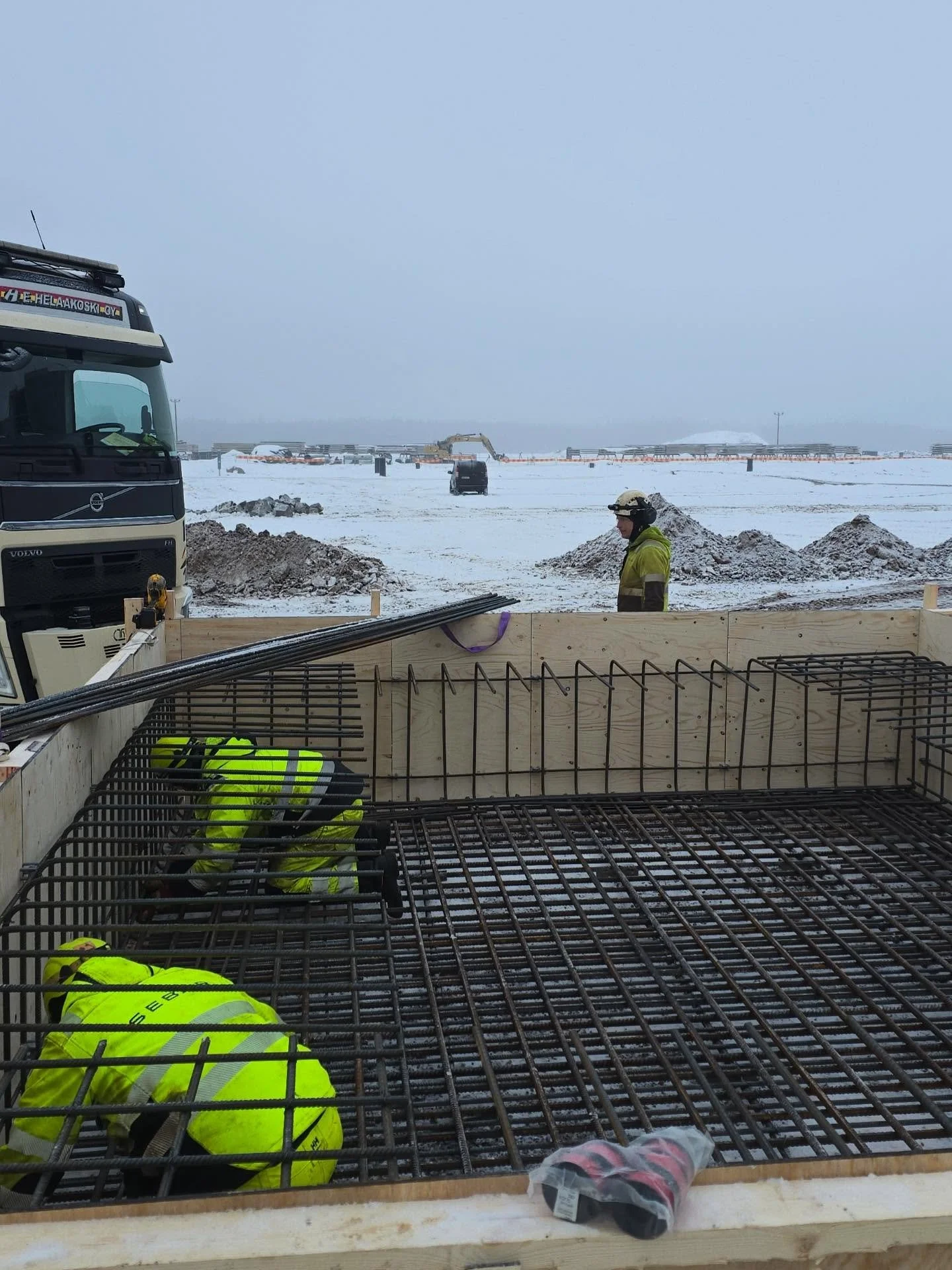 Wow 💥 Taas on melkeen ty&ouml;viikko taputeltu! T&auml;ll&auml;kin viikolla on p&auml;&auml;sty hurja m&auml;&auml;r&auml; rautaa asentamaan niin sis&auml;ll&auml; kuin taivas alla ☀️👷🏼&zwj;♂️🔩

#betoniraudoitus #raudoitus #rebar #sebarraudoittaa