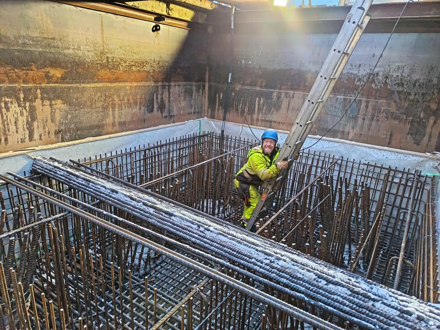 Energist&auml; torstaita 🫵🏼✅

T&auml;ll&auml; viikolla on taas p&auml;&auml;sty tekem&auml;&auml;n Vainikkalan sillan perustuksia 👷🏼&zwj;♂️🔩

#raudoitus #betoniraudoitus #sebarraudoittaa #siltaty&ouml;maa #ty&ouml;maa