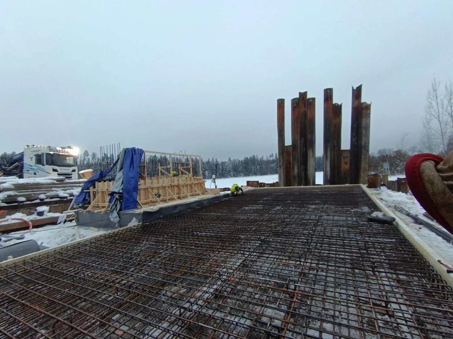 Vainikkalassa hommat etenee aikataulun mukasesti 💪🏼

Viimisimp&auml;n&auml; tehty paalulaatta ja siirtym&auml;laatta. Niin ne sillan perustukset valmistuu pala palalta ✅👷🏼&zwj;♂️

#betoniraudoitus #sebarraudoittaa #siltaty&ouml;maa #rebar #raudoi