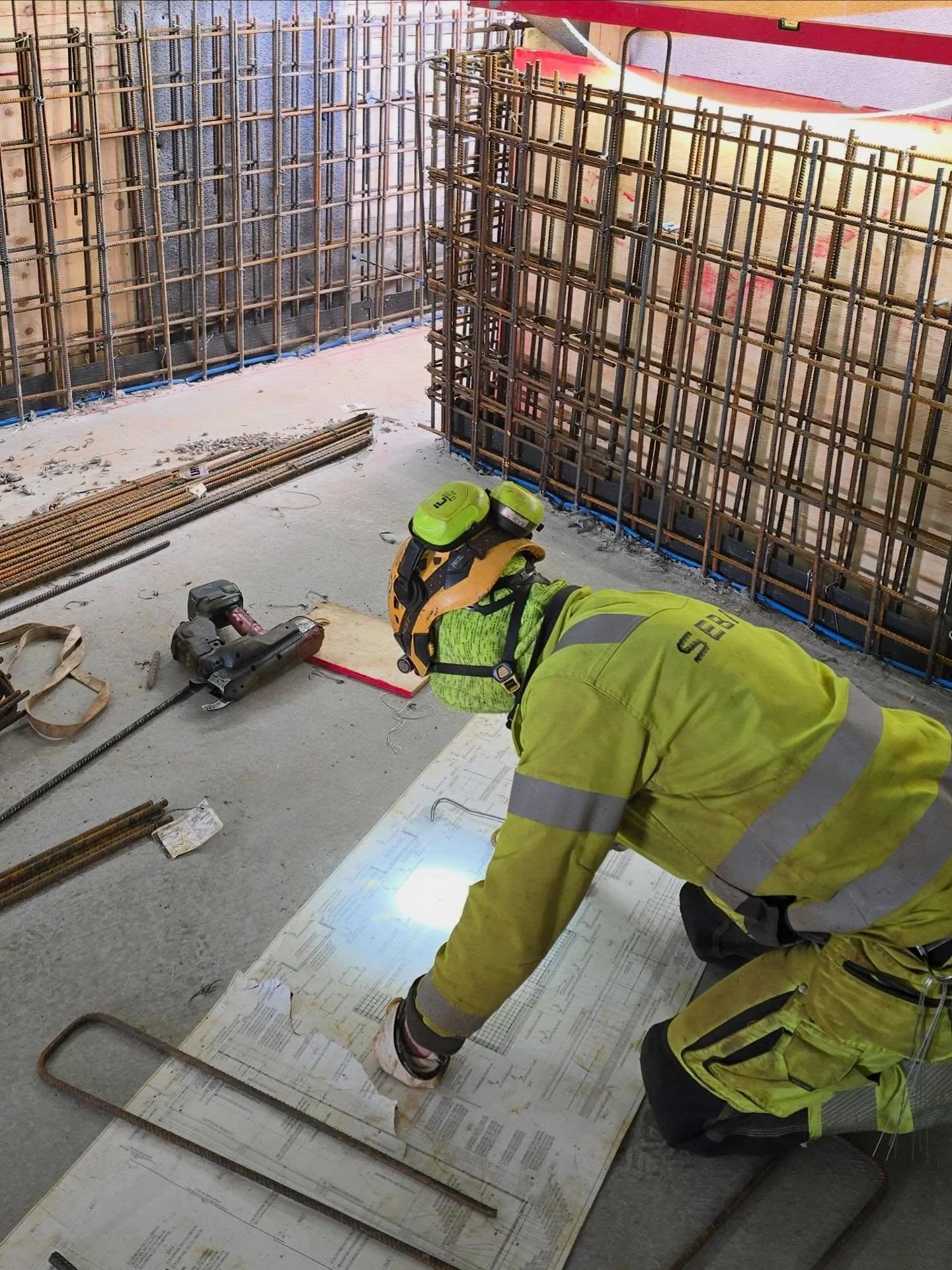On ollu taas ahkeraa ty&ouml;miest&auml; t&ouml;iss&auml;, ty&ouml;t edistyy nimitt&auml;in hyv&auml;&auml; vauhtia 💪🏼🔩 

#sebarraudoittaa #betoniraudoitus #raudoitus #rebar #ty&ouml;maa