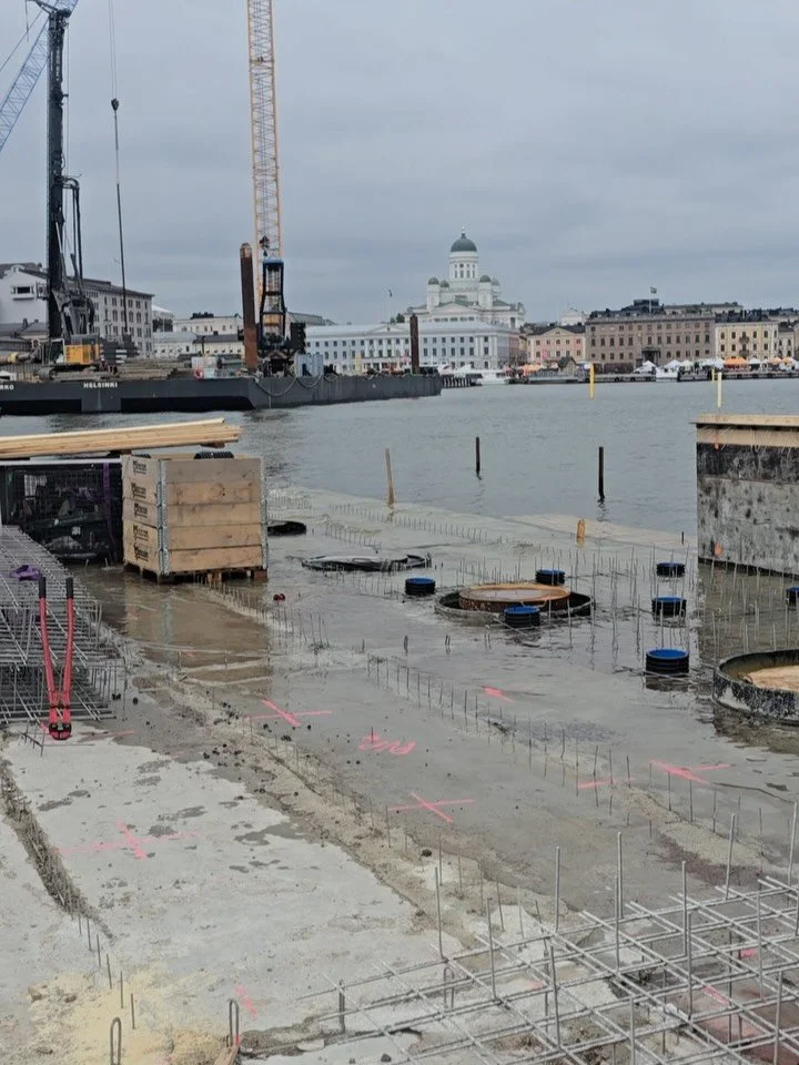 Taas ollaan p&auml;&auml;sty uuden ty&ouml;maan kimppuun ja t&auml;ll&auml; kertaa v&auml;h&auml;n erilaisissa olosuhteissa nimitt&auml;in Makasiinilaiturilla💪🏼 Kyp&auml;r&auml;, kumpparit ja pelastusliivit p&auml;&auml;lle ja eikun t&ouml;ihin 👷?