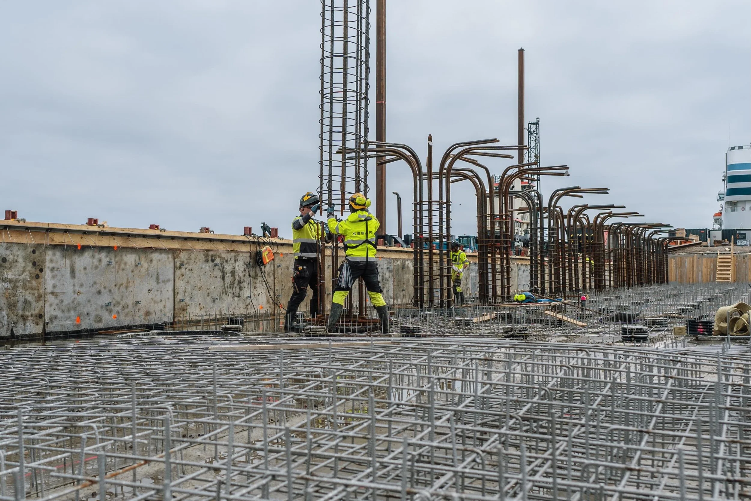 Helsingiss&auml; laituri ty&ouml;maalla on p&auml;&auml;sty hyvin vauhtiin ja hommat luistaa suunnitelmien mukaan 👷🏼&zwj;♂️ Ja kyll&auml;h&auml;n n&auml;ill&auml; keleill&auml; kelpaa tehd&auml; t&ouml;it&auml; t&auml;llaisissa maisemissa 💪🏼

@kr
