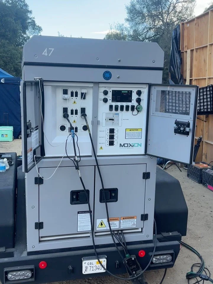 On our latest film, the electric team, led by gaffer Stephan Dalyai and rigging gaffer Roger Pittard, powered the entire 18-day shoot + rigging week using Saniset Fleet&rsquo;s all-electric Moxion Generator.
No swaps. No refueling. No diesel runs. Ze