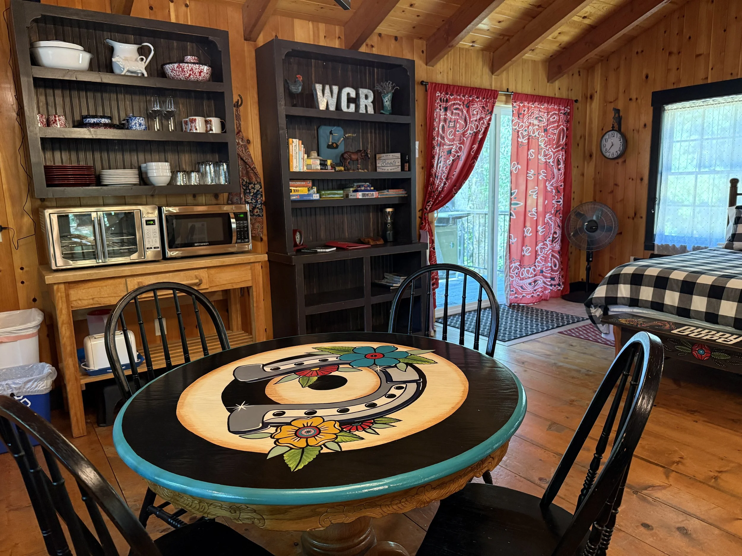 Dining-Area-With-Decorative-Table-Cowgirl-Cabin-6959.JPG