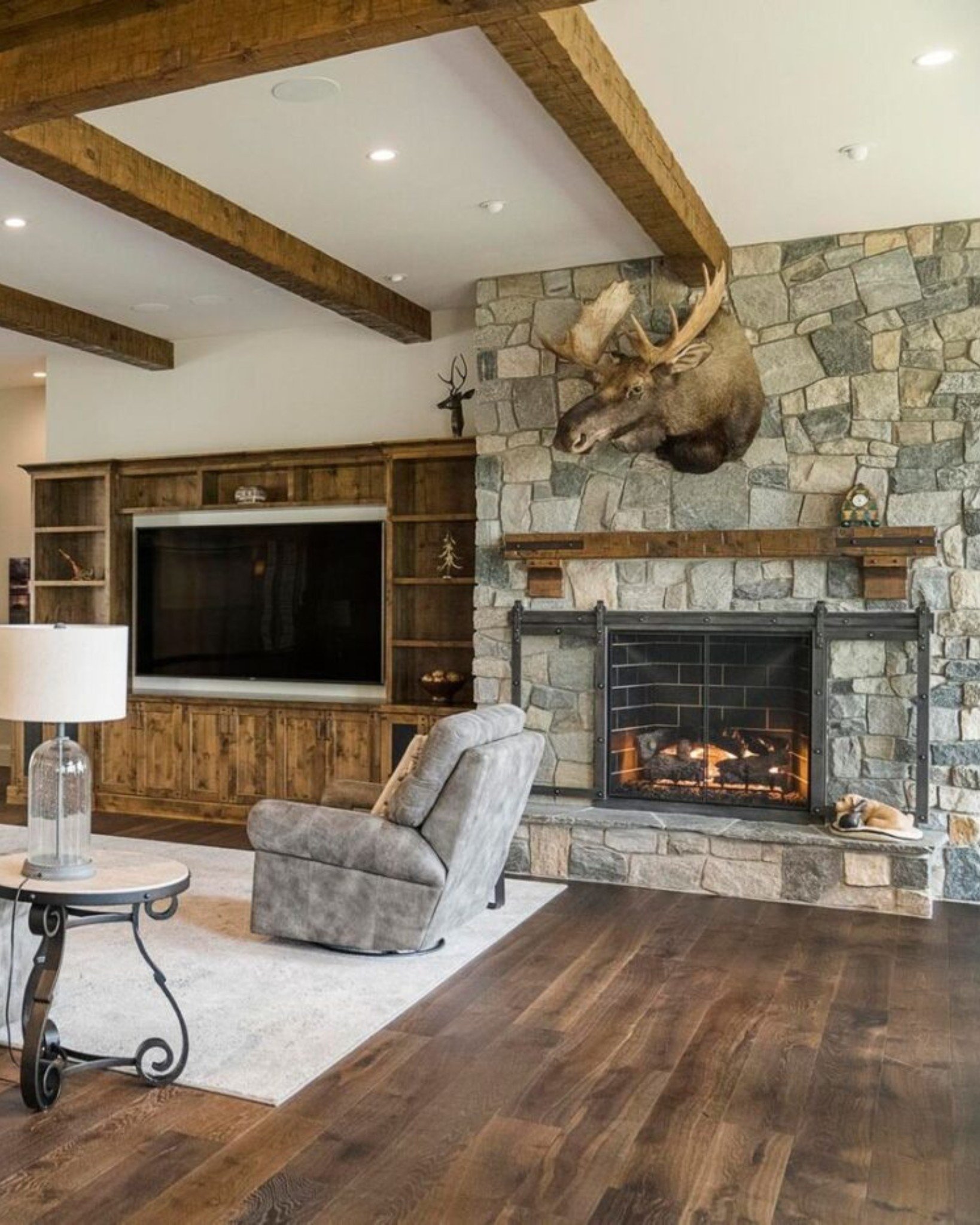 ✨🪵 Transform your home into a beautiful gathering space with the timeless elegance of our handcrafted wooden beams and fireplace mantels! At Ohio Valley Reclaimed Wood, we believe every home deserves a place where memories are made, and our products