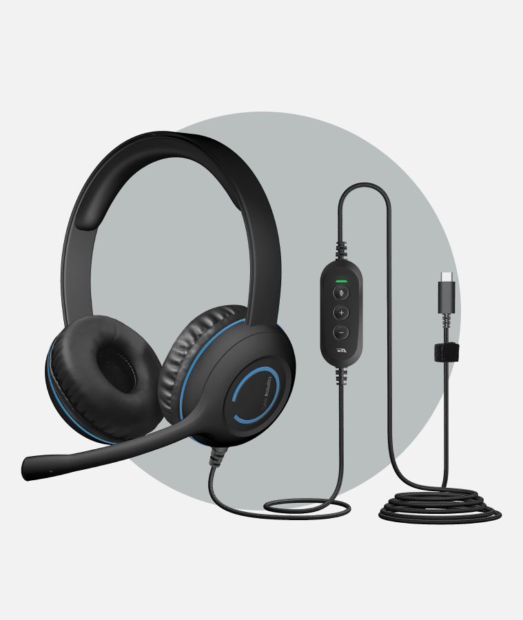 Auriculares negros con micrófono y control en línea, con cable largo, en fondo gris claro