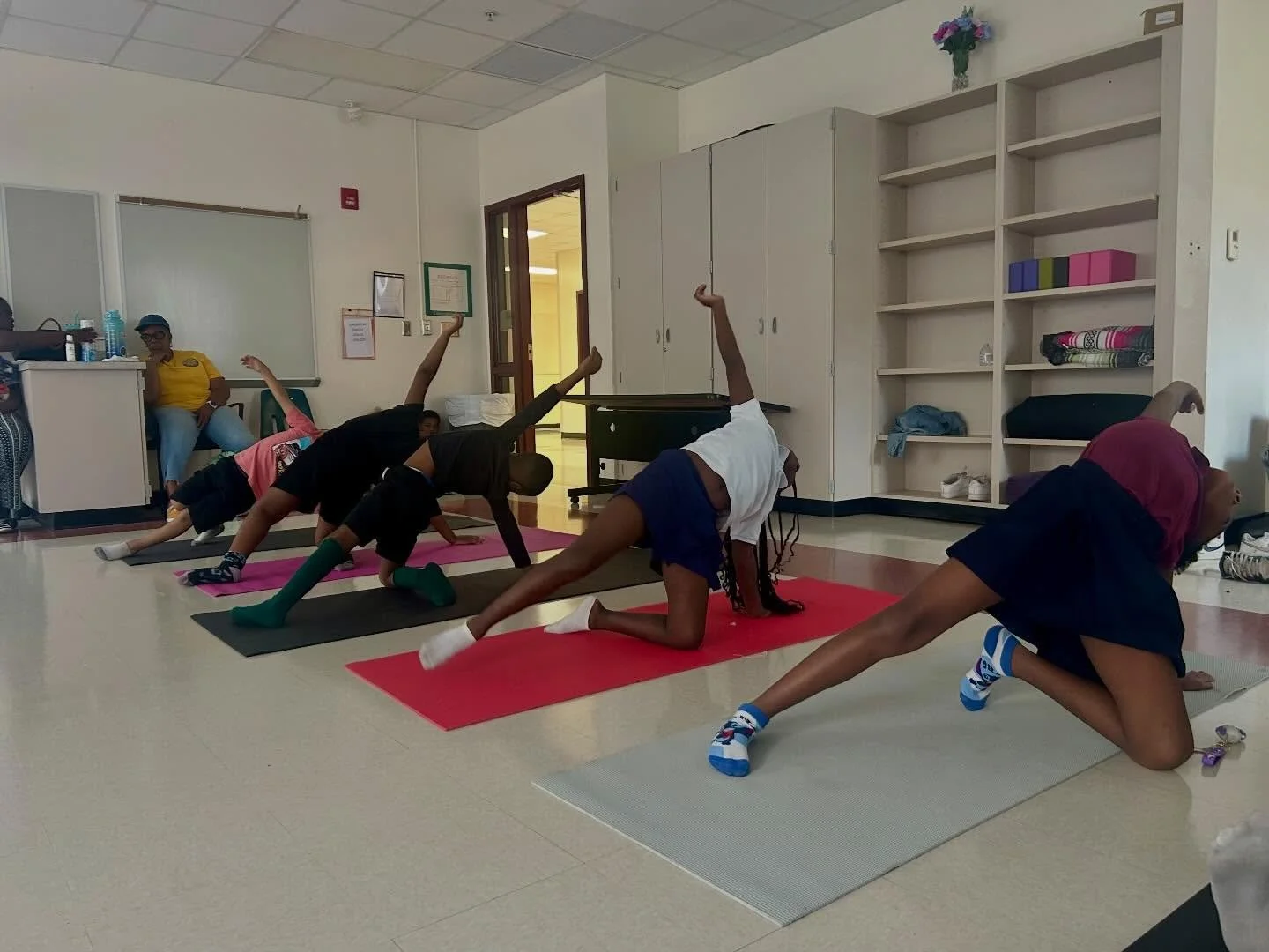 Strong bodies, sharp minds at John Hopkins Middle School! 💪🏾🧘🏽✨
Our students crushed their session this week, showing off serious core strength and stability in their side planks. Poses like this take intense physical alignment and mental focus, 
