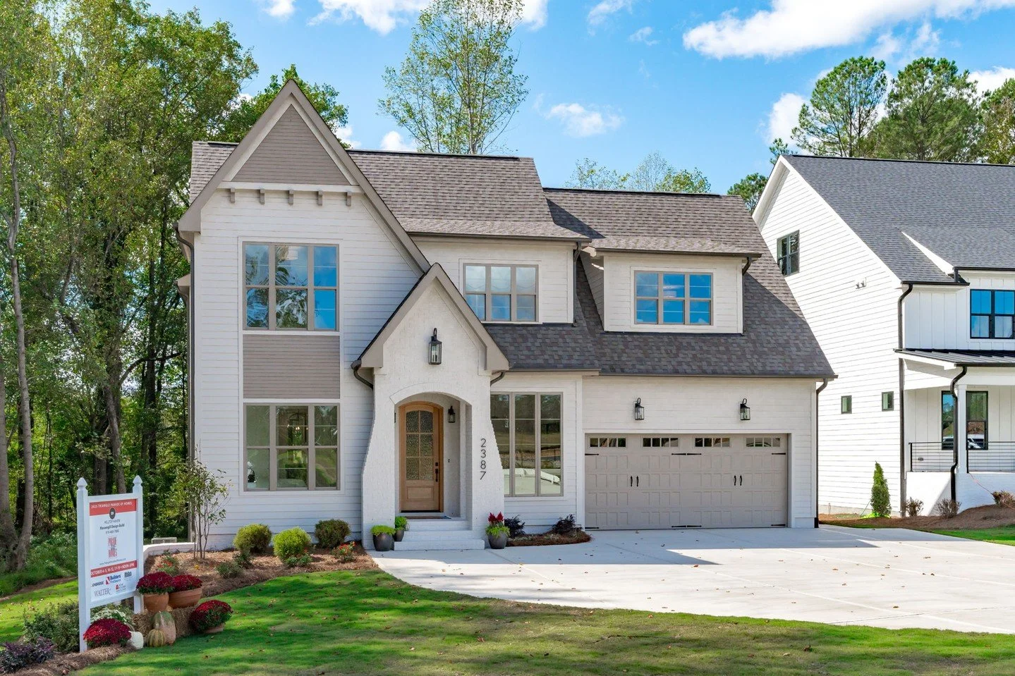 ✨ PARADE HOME #3: Hilltop Haven, Hilltop Bluffs ✨

This craftsman-style hideaway offers curated aesthetics, designer accents and a seamless combination of inviting gathering spaces and intimate personal retreats.

Welcome to a new build that lives li