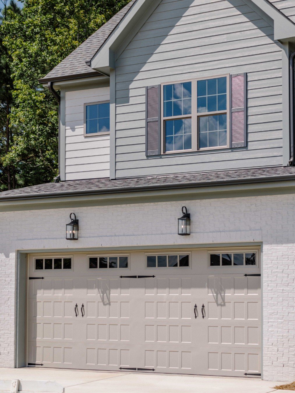Now, we don&rsquo;t know if it&rsquo;s this creamy color palette or the blue skies peaking through in the background &ndash; but we&rsquo;re suddenly ready for spring!

We love this pairing of Cape Cod brick by @trianglebrick, painted &ldquo;Agreeabl