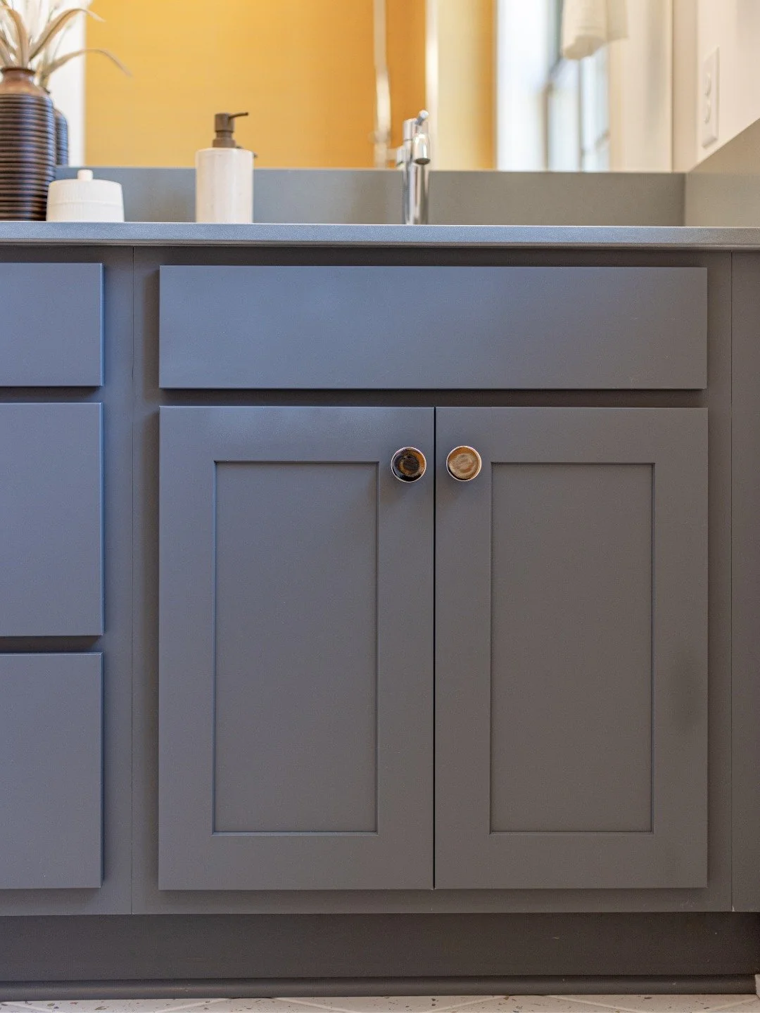 There&rsquo;s something about butter yellow + slate blue that makes us smile every single time. ☀️💙

Cheers to builders (and homeowners) who don&rsquo;t shy away from bold color, because let&rsquo;s be honest, bland gets boring after a while! 

At M