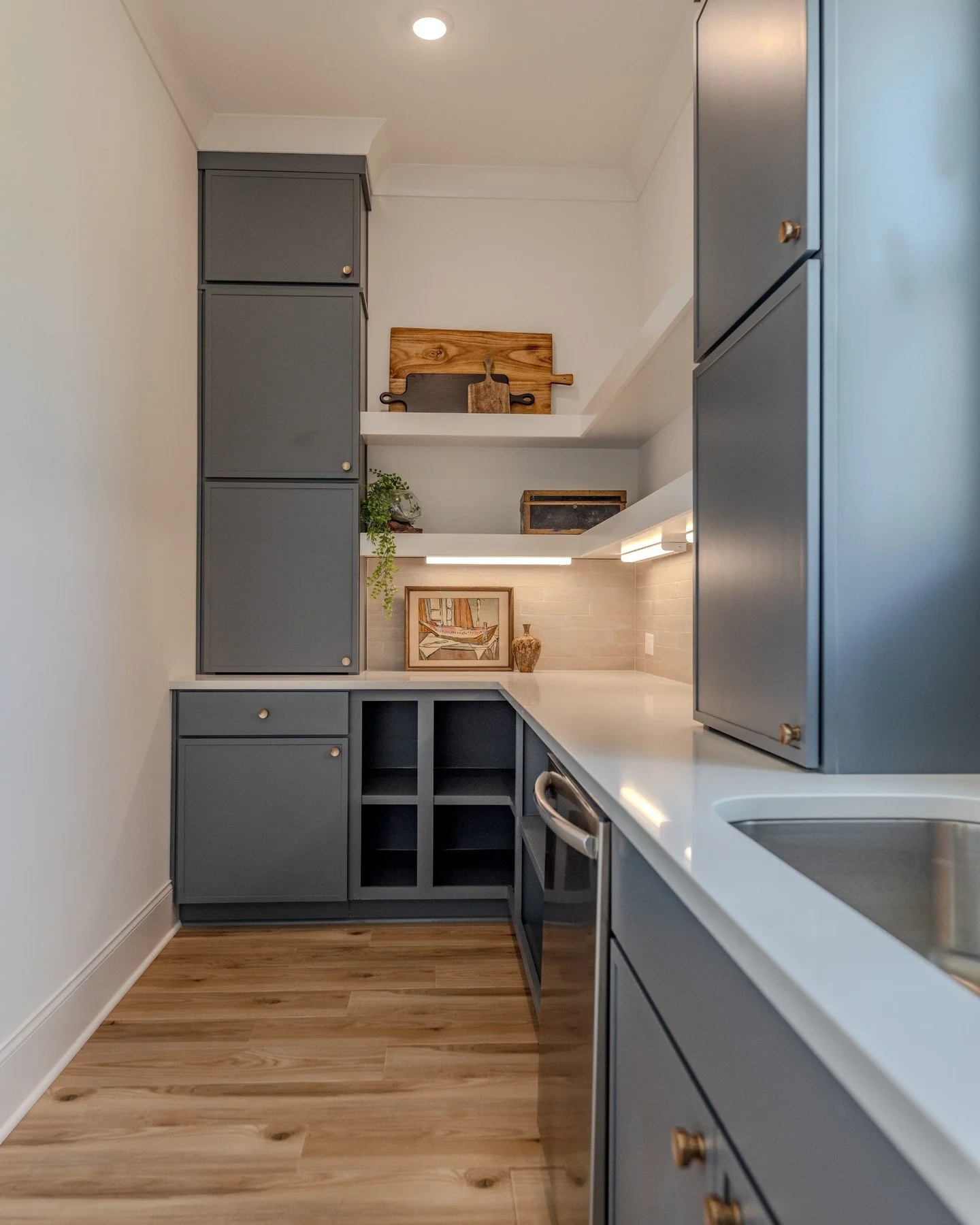A scullery might sound like a small detail...until you live with one. 😍

Then suddenly, it becomes the space you wonder how you ever lived without. 

Extra storage. Hidden prep space. Room for the small appliances, serving pieces, pantry overflow an