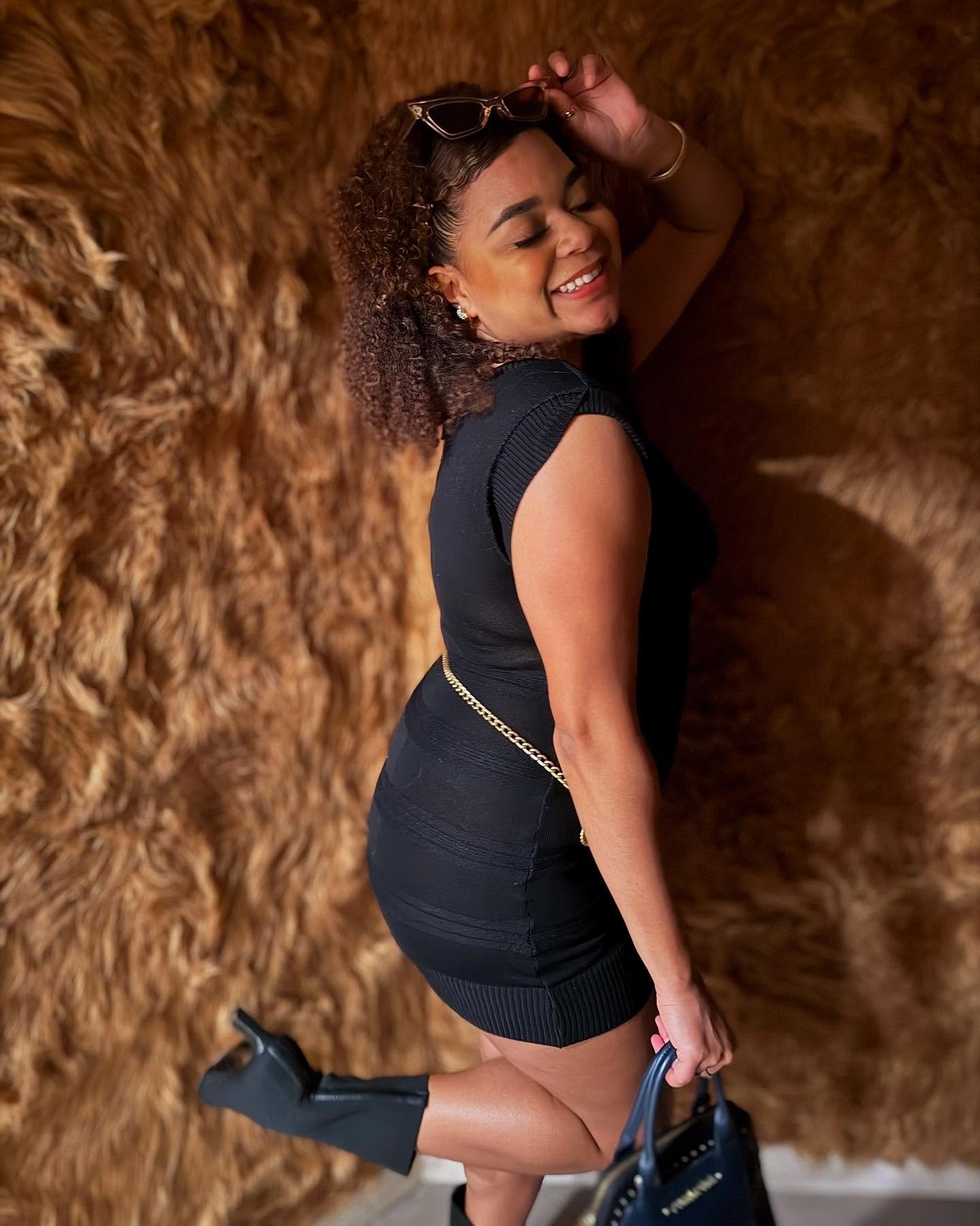 a classic mini black dress moment🖤
dress: secondhand (no tag)
glasses: thrifted (no brand)
sock boots: @zara 
gold chain belt: @chanelofficial 
purse: secondhand (@roccobarocco_official)

#secondhandfinds #secondhandfits #thriftedfashion #thriftedcl