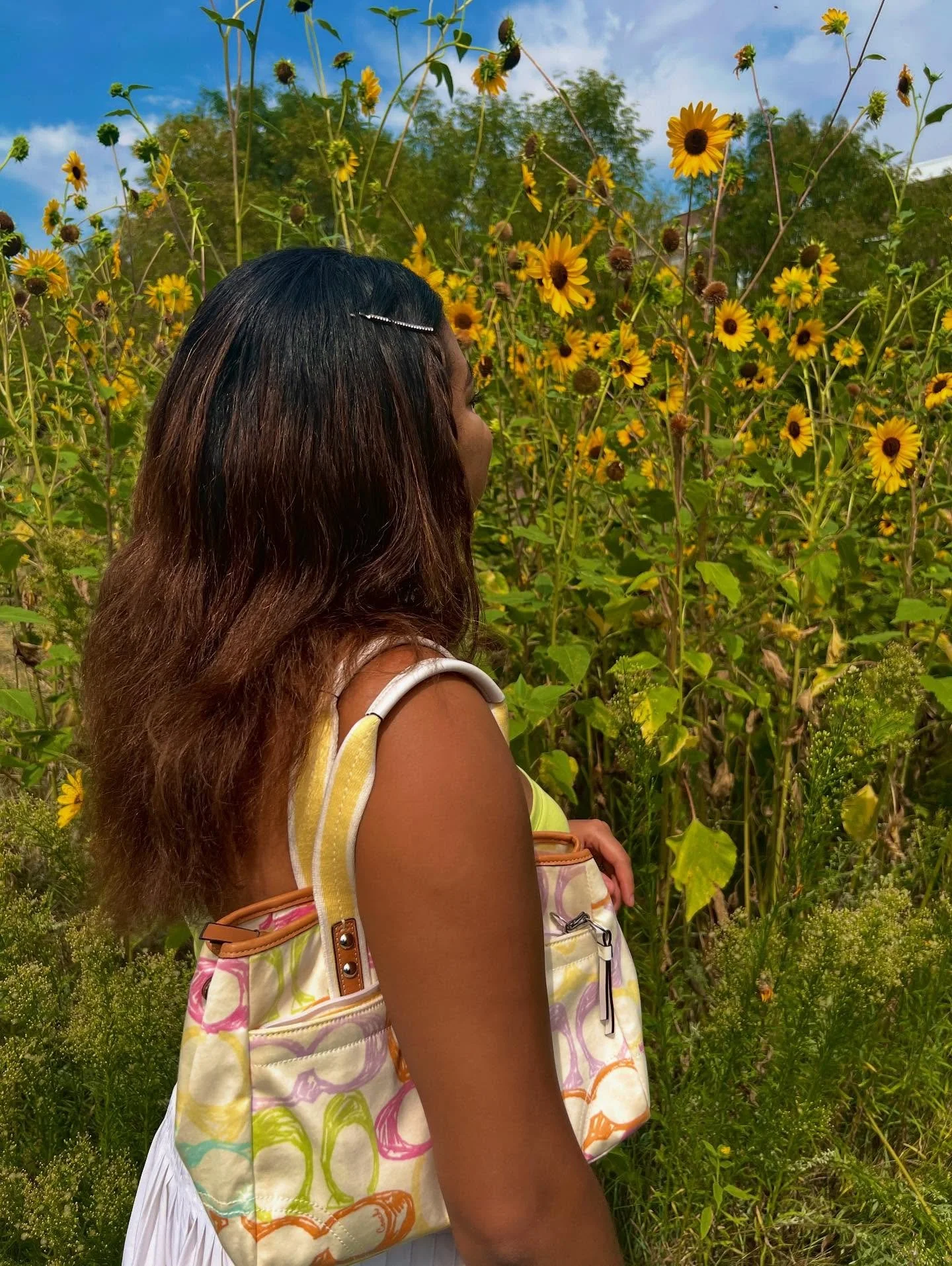 showing off my thrifted vintage @coach purse 👛 
thrift store: @broadwaybazaarvtg 

#secondhandfinds #secondhandfits #thriftedfashion #thriftedclothing #thriftfinds #thriftedfits #thriftlife #upcycledclothing