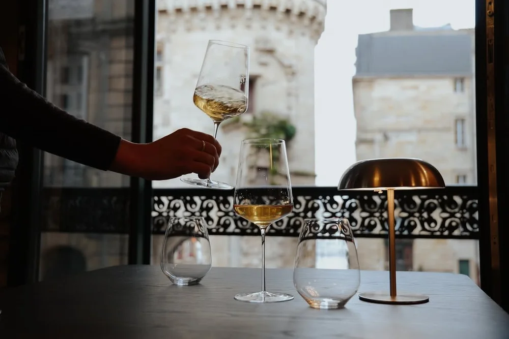 Dégustation de vin blanc sur un balcon
