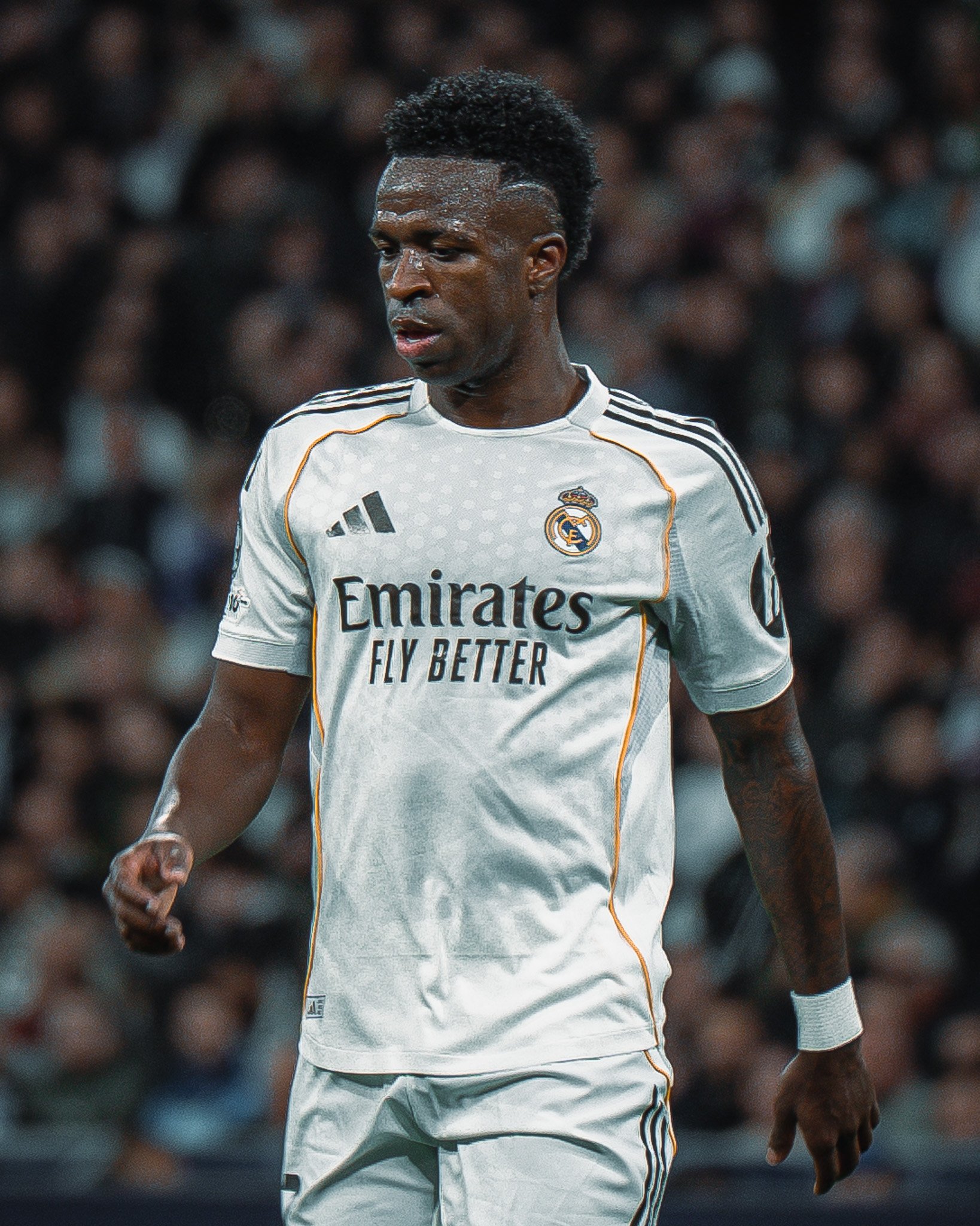 Joueur de football portant un maillot blanc du Real Madrid avec le logo du club et la marque Adidas, lors d'un match.