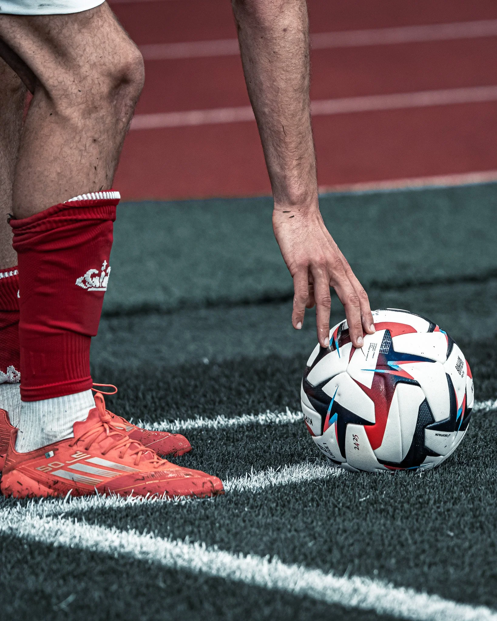 Un joueur de football prépare un coup de coup d'envoi avec le ballon sur le terrain.
