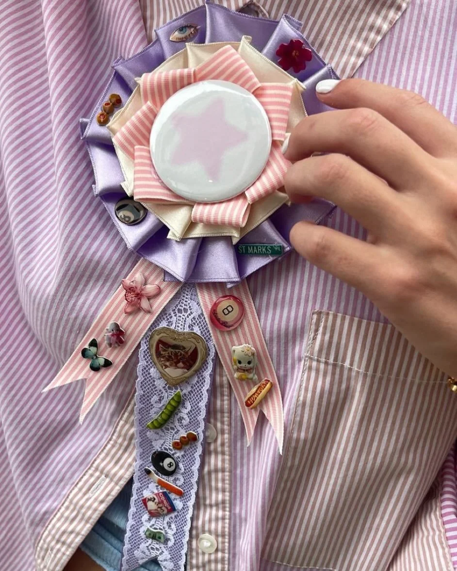 This giving Tuesday ( December 2 ) from 4-6 pm, The Diaries will be at @wolfandbadger in Soho hosting a prize ribbon DIY table in support of @isupportthegirls !! 

They will be collecting gebtly used clothing, bras, and packaged underwear to help wom