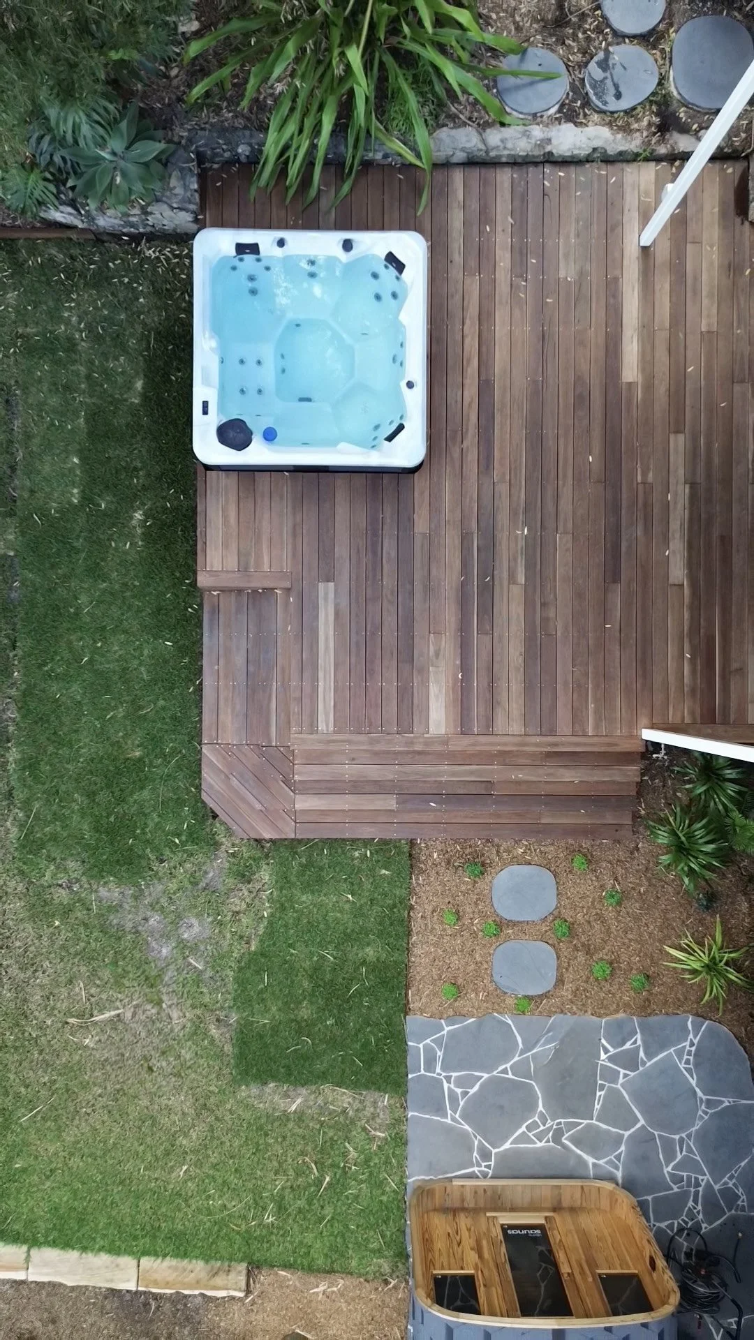 Spotted Gum deck with a cozy jacuzzi, the perfect place to unwind.