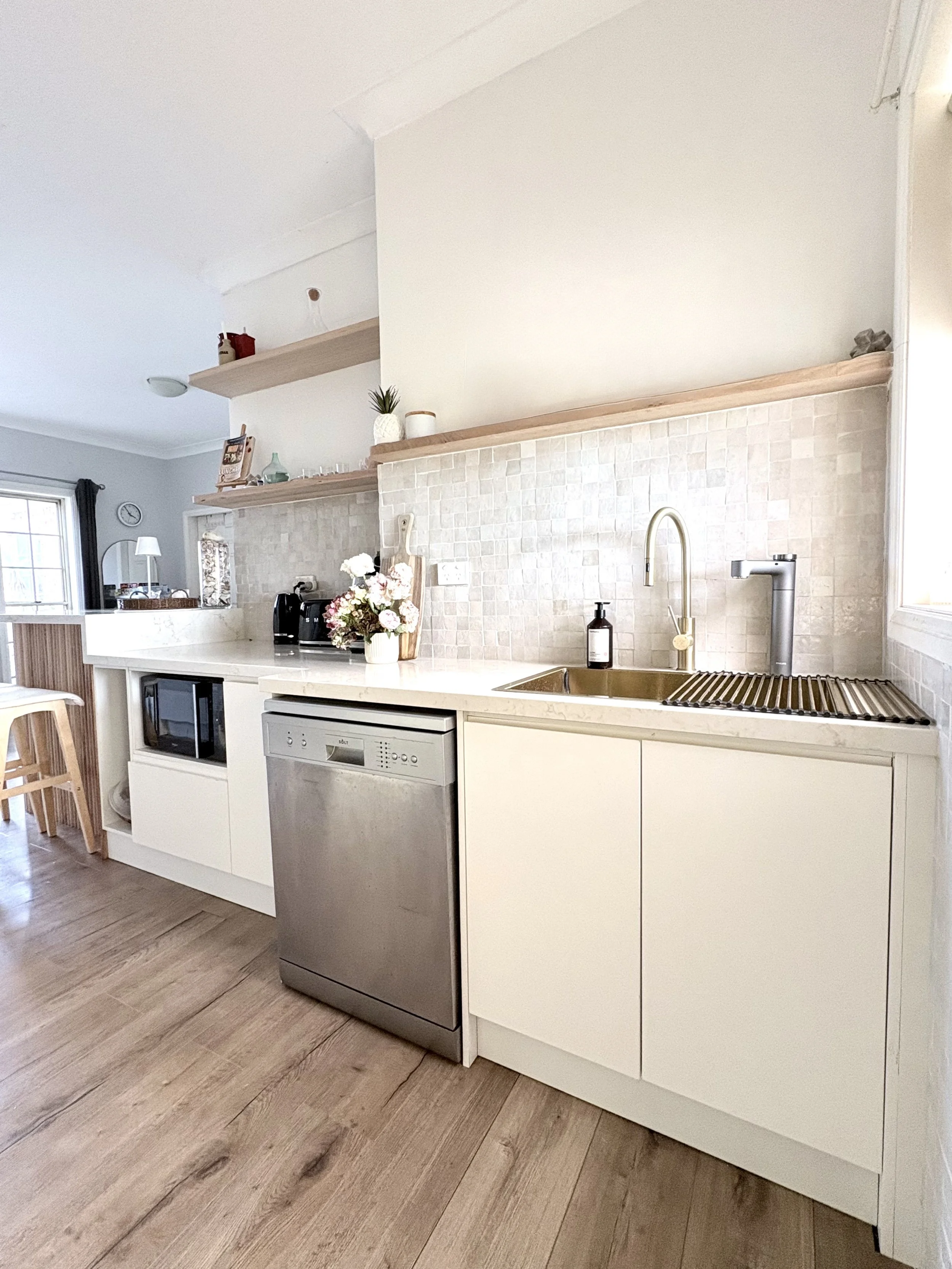 Full kitchen renovation

Featuring Moroccan hand-painted splash-back tiles, Tasmanian oak detailing, and a custom bench-top with a raised breakfast bar.