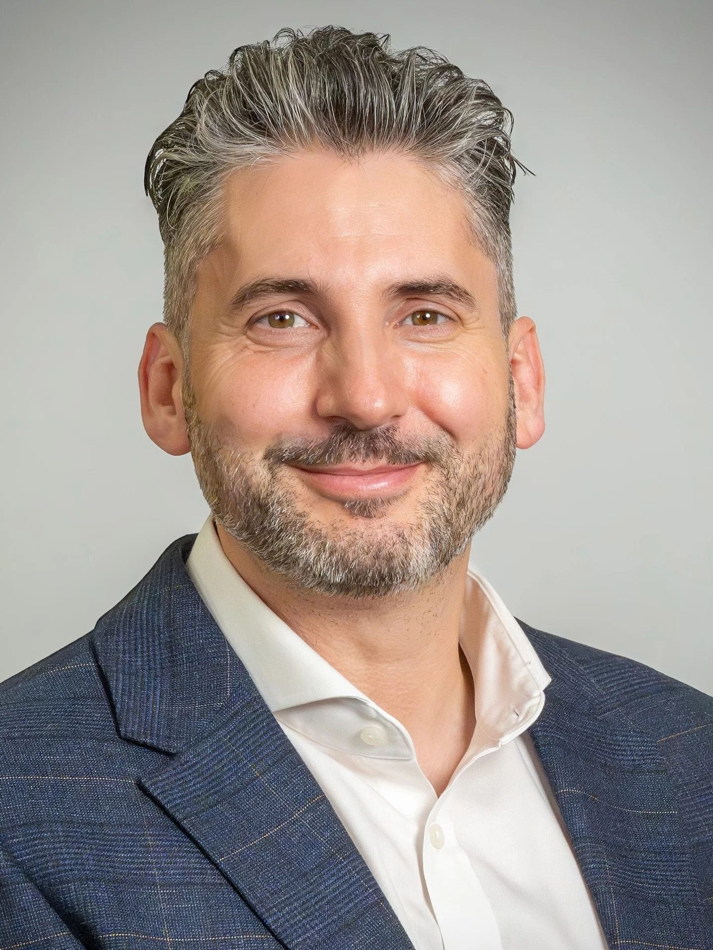 Your headshot should show more than your professional side, it should reflect you. Friendly, confident and approachable.
At DWE Photography, we create portraits that help people connect with the real person behind the title.
Let’s capture you