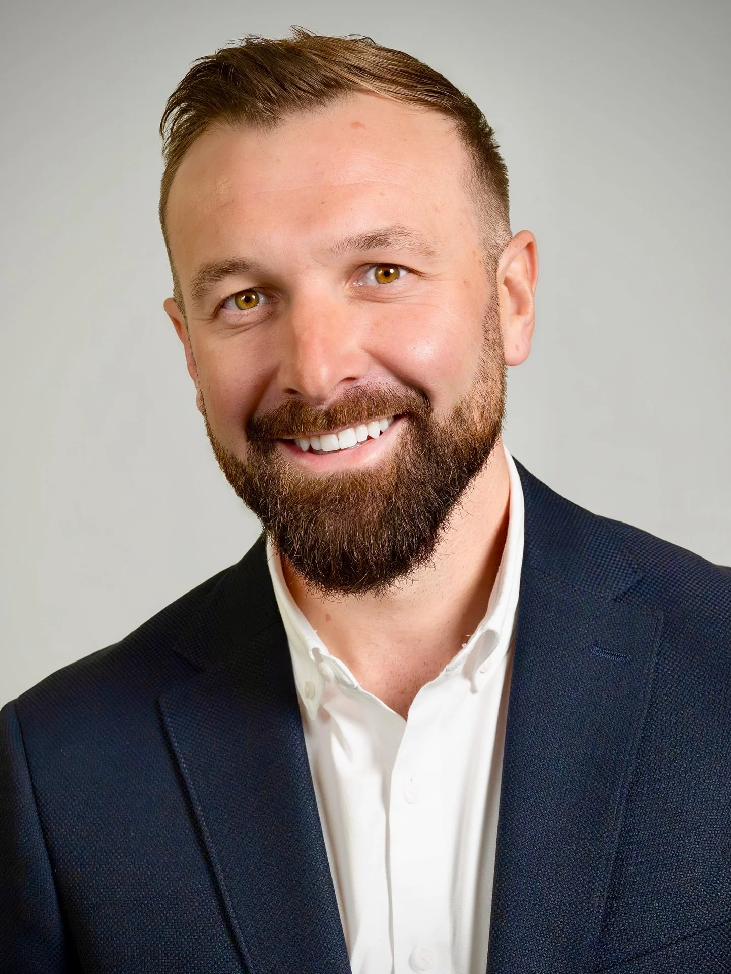 Confidence looks good on you.
A professional headshot isn’t just about looking polished, it’s about capturing the warmth, confidence, and personality that make you you.
At DWE Photography, we help professionals show up authentically app