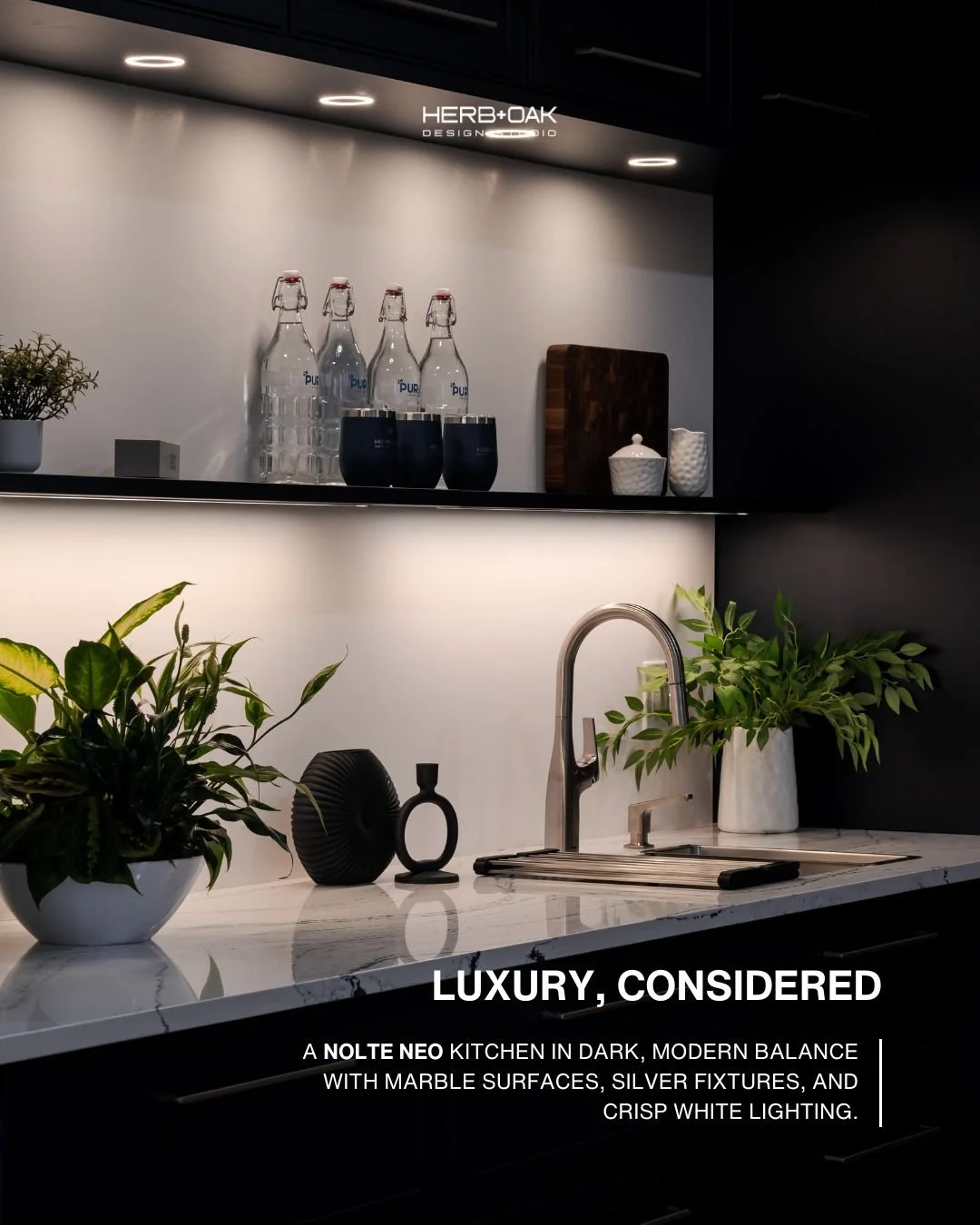 Strong contrast, clean lines, and materials chosen with care. This Nolte Neo kitchen brings together dark modern tones, marble surfaces, and crisp lighting to create a space that feels elevated without feeling untouchable.

#herbandoak #luxuryinterio