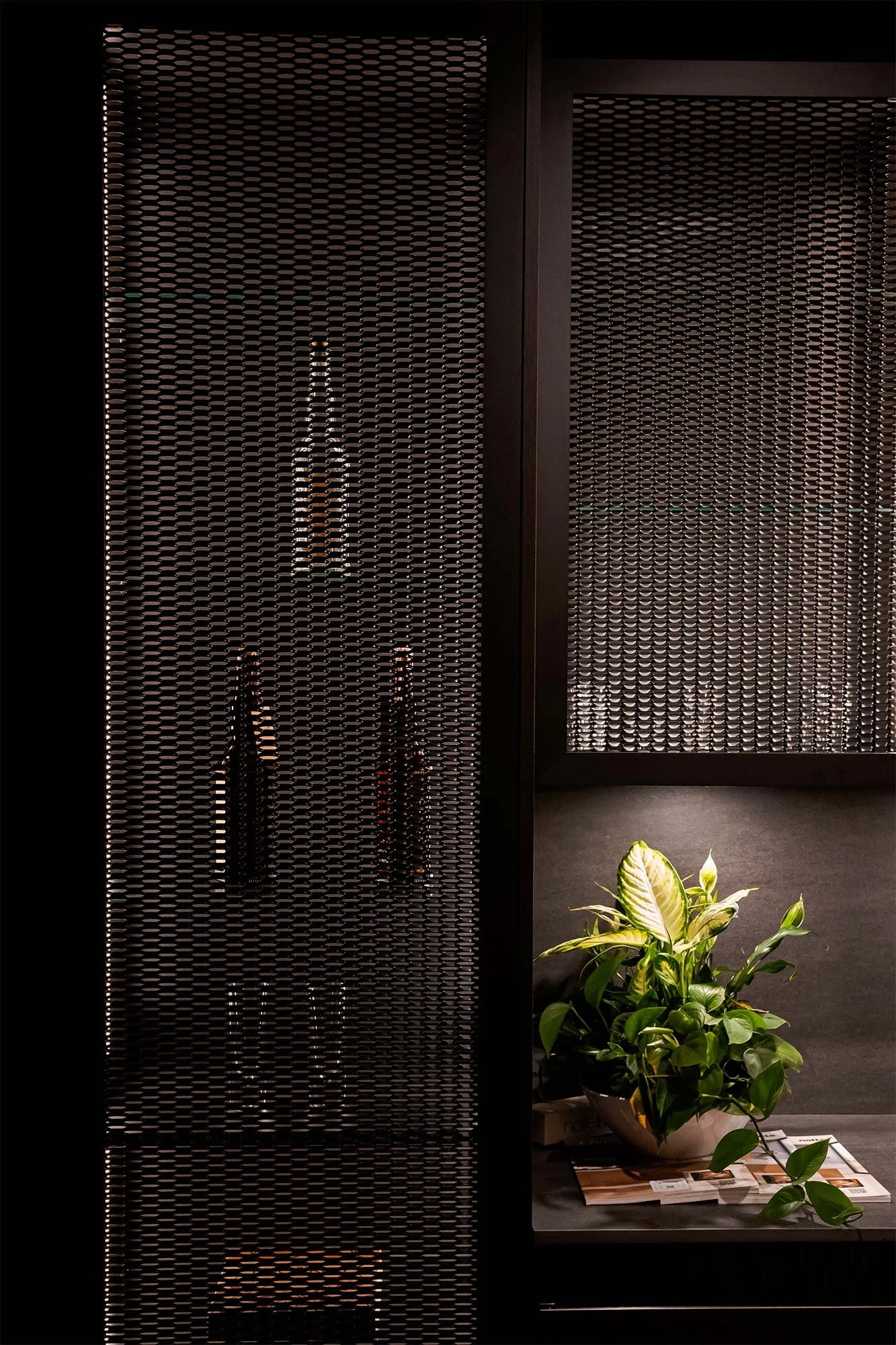 The innovative design of NEOGRID seamlessly integrates the expanded metal and glass, bringing a modern, industrial touch to your kitchen or creating a glass display cabinet that acts as a stylish piece of furniture.