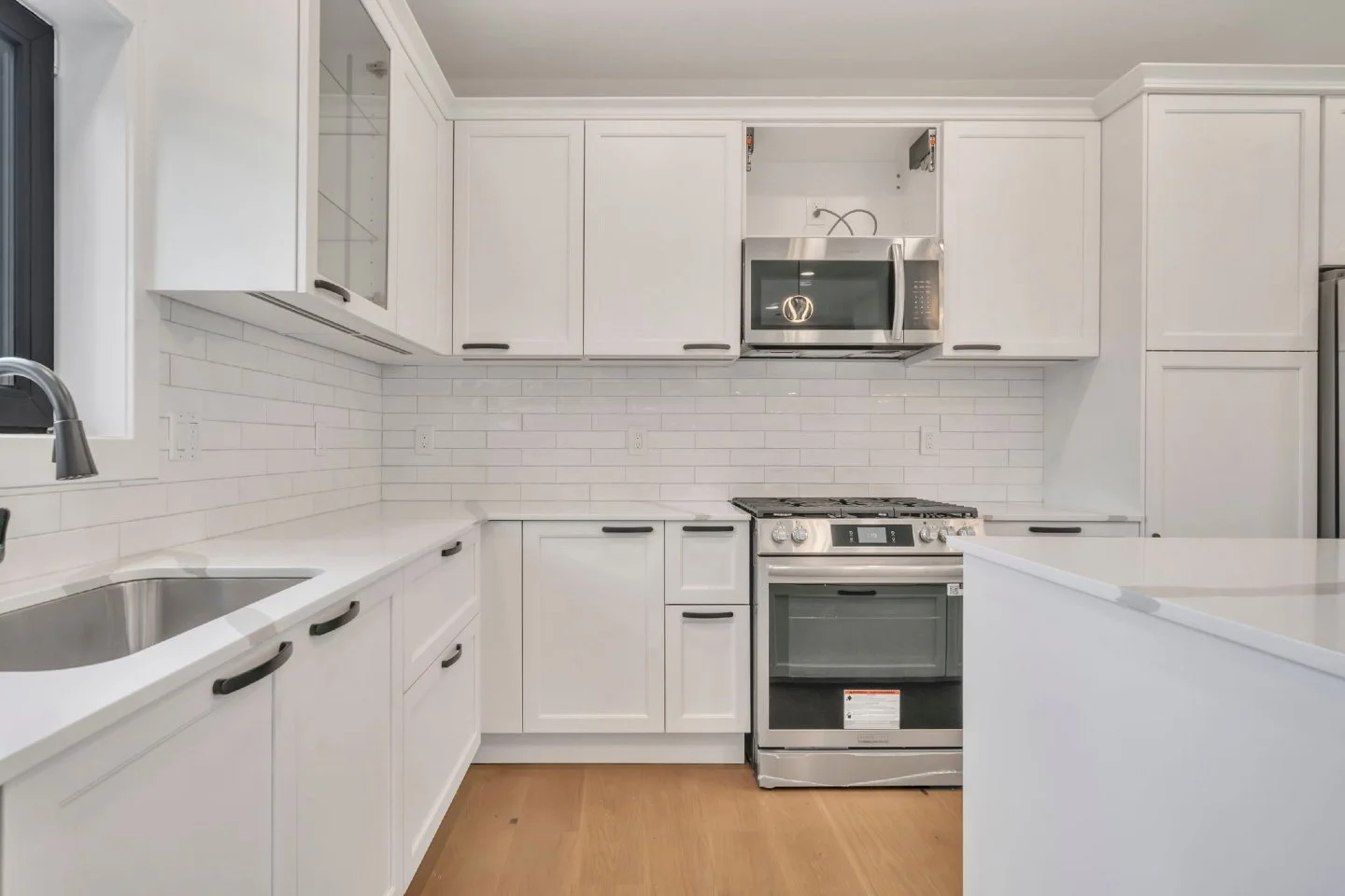 Herb &amp; Oak is proud to have contributed to this beautifully executed home.
From the architectural windows that shape the fa&ccedil;ade and invite natural light within, to the Nolte kitchens integrated throughout the interior, each element was car