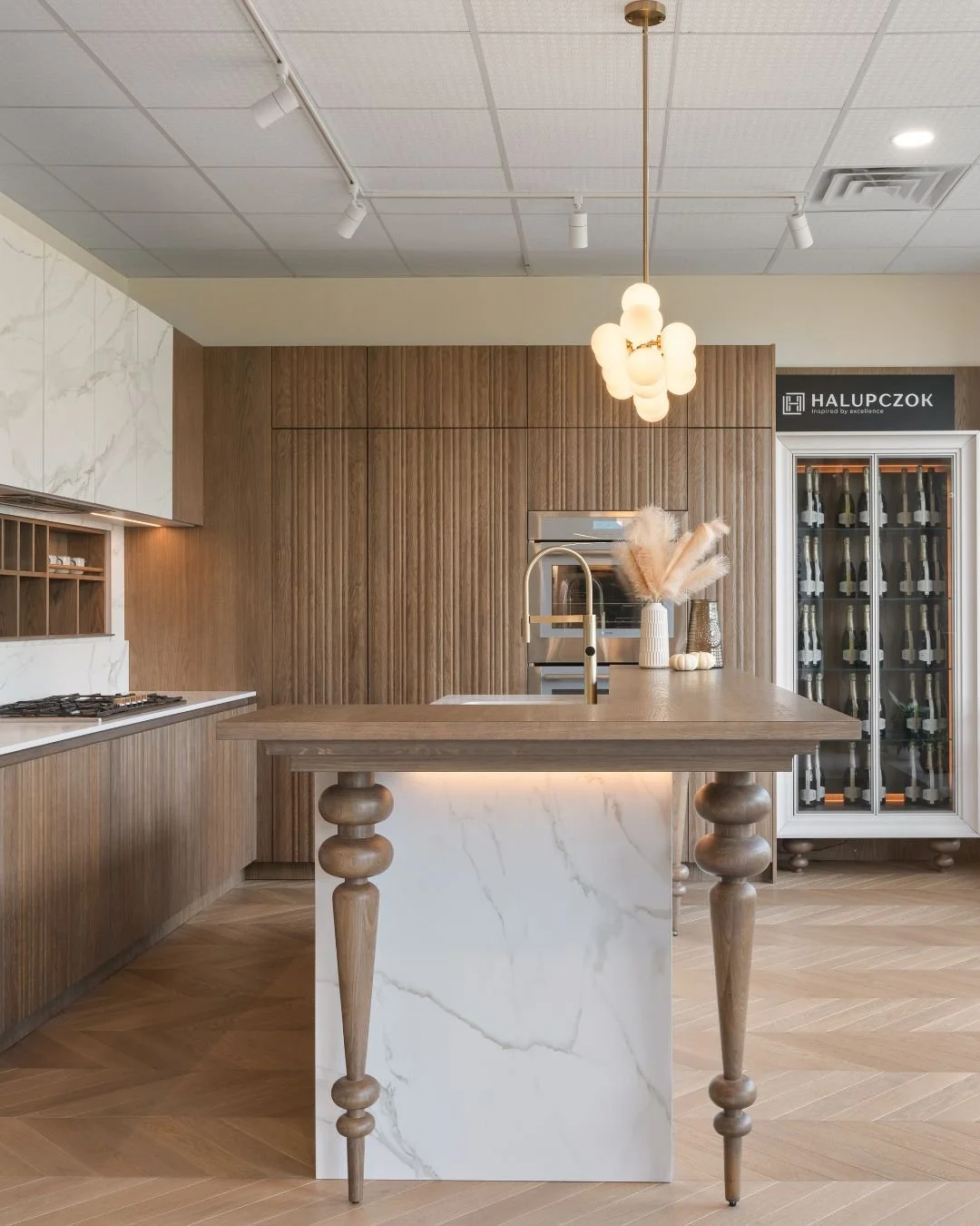 For those who collect, curate, and entertain with intention.
The Madera kitchen integrates a fully built-in wine storage unit designed to preserve your collection while displaying it beautifully. Because true luxury isn&rsquo;t just about cooking, it