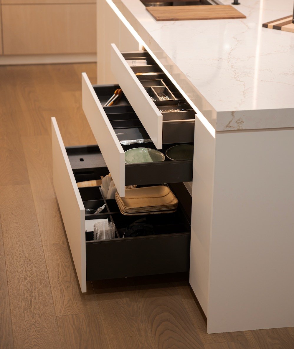 Engineered for both precision and simplicity.
Nolte NEO drawers, part of the neoBOX system, feature sleek anthracite frames, illuminated interiors, and push-to-open silent technology, delivering minimalist design with seamless functionality and beaut
