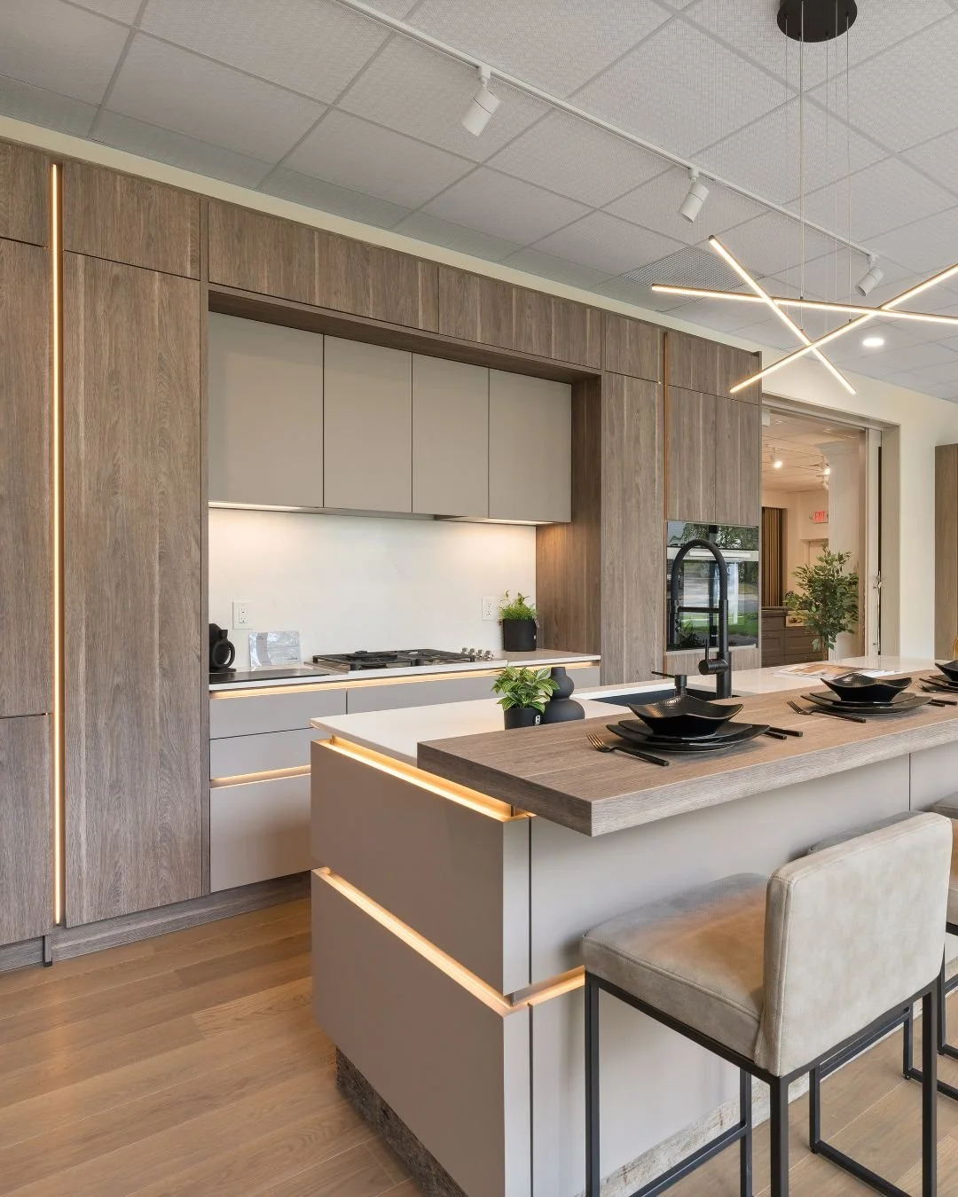 A well-designed kitchen starts with vision.
This Nolte NEO concept embraces clean lines and modern functionality, enhanced by the illuminated MatrixArt handle groove that brings a refined glow to the cabinetry. 

#herbandoak #luxuryinteriors #designs