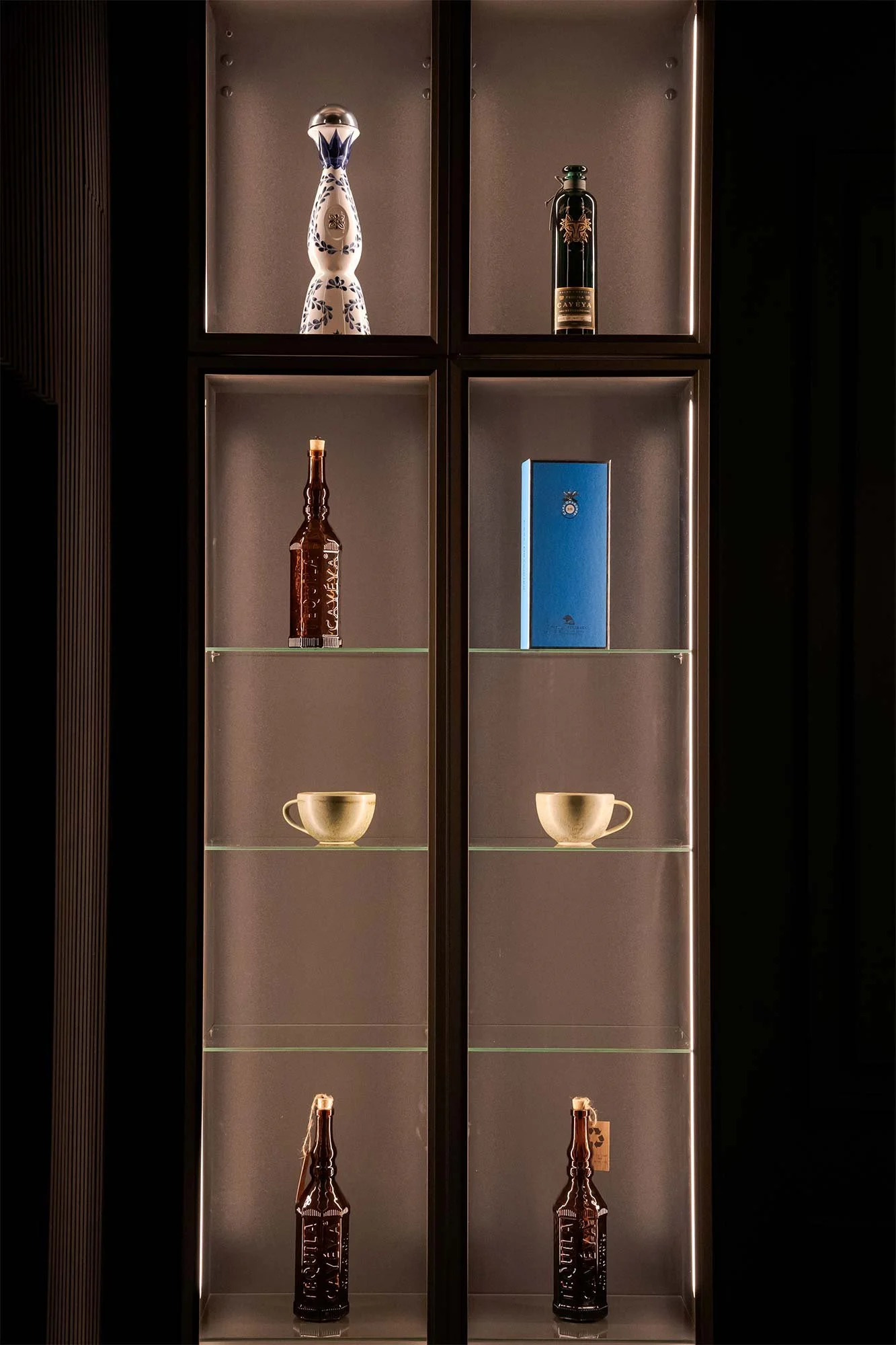 Designed to be seen, not hidden. A glass display that not only features a transparent form, but a refined balance of structure and visibility, allowing storage to feel intentional rather than concealed.