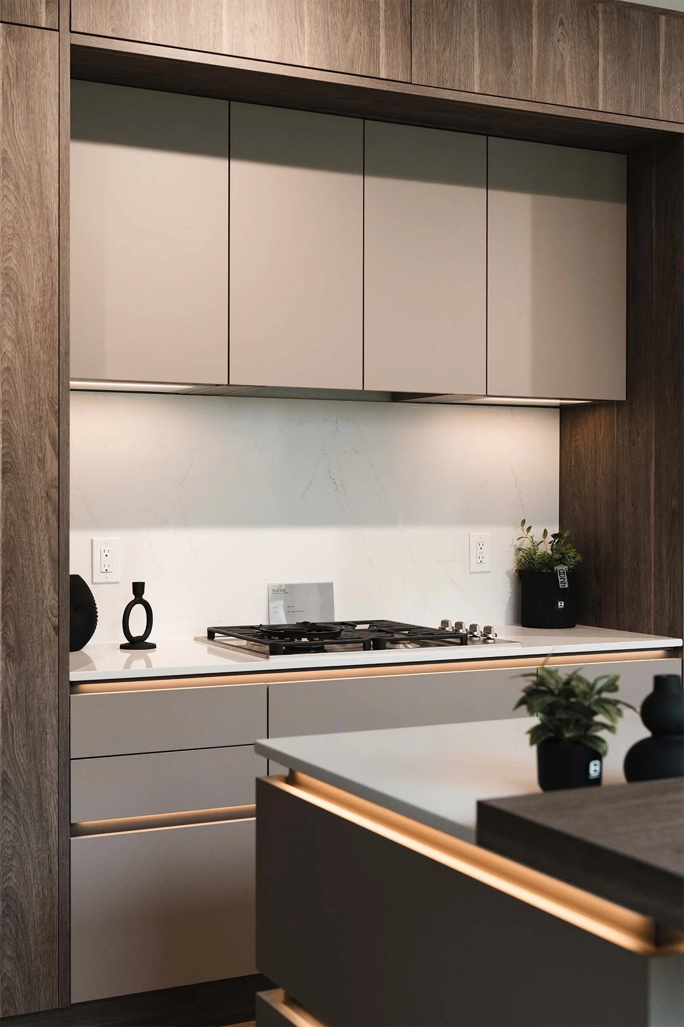 Sleek. Minimal. Timeless. Nolte Manhattan in MatrixArt is all about linear beauty. Handleless, clean lines and modern elegance in its purest form. A kitchen that doesn't just fit in, it elevates the space.
Nolte Manhattan Fronts in Lava.