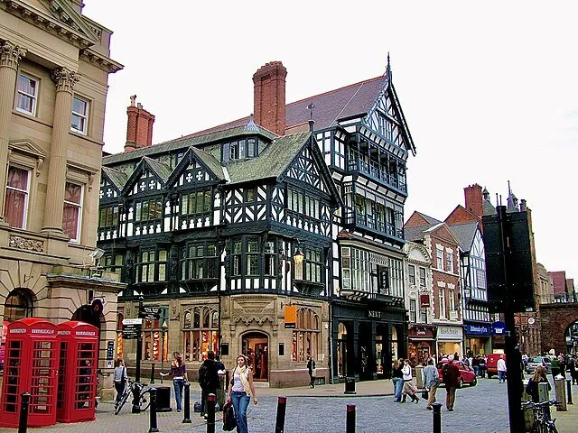 Chester_-_Shops_in_city_centre_-_2005-10-09.jpg