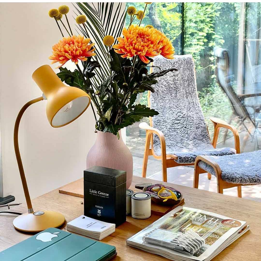 Interior Designerin Alessandra von @borgo_otto hat die @anglepoise Type 75 in Kurkuma Gold wunderbar mit strahlenden Chrysanthemen dekoriert! Ein toller Farbknaller 💛
.
.
.
.
.
#Anglepoise #Interiors #Styling #Stylist #Homes #lampe #leuchte #tischle
