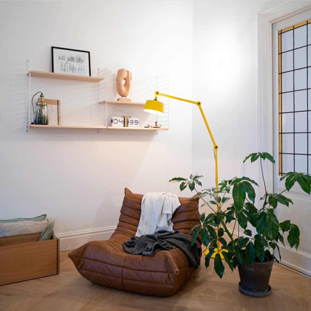 Die @tonone Bolt 2Arm Floor Leuchte ist ein Paradebeispiel f&uuml;r das smarte Tonone Lichtdesign. Der funktionale, industrielle Look erh&auml;lt durch das sonnige Gelb eine verspielte Note. Wir sind Fan 💛
.
.
.
#lamp #lighting #lampe #stehleuchte #
