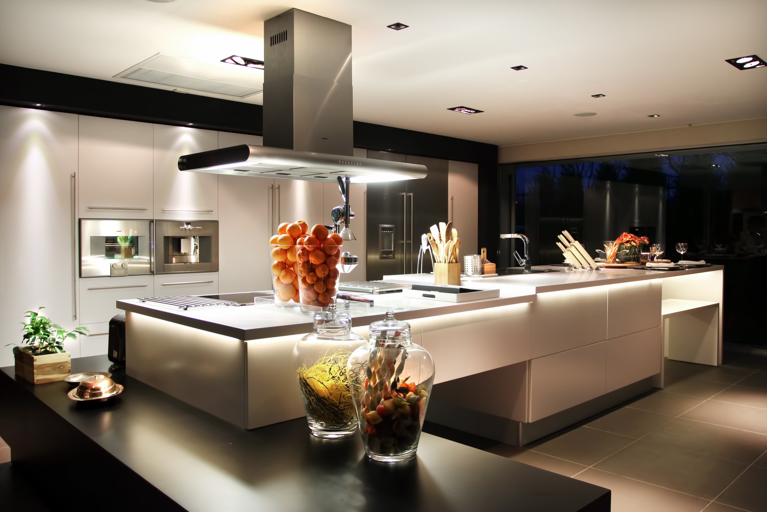 Timeless Elegance: A Modern Kitchen Renovation in Monochrome Black and White