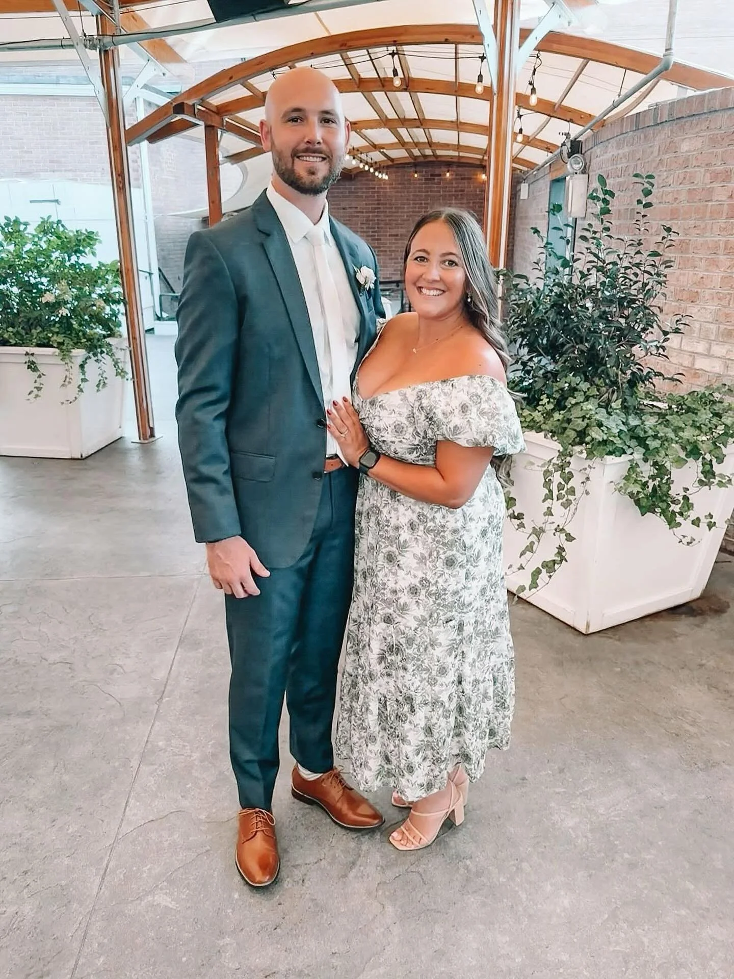 Weddings are for love… and flawless tans.🤤✨
#blissfullybronzed #baltimorespraytan #weddingszn #glowszn 
Did ya know? Send me a pic of you and your tan tanning, you’ll get $5 off.🤩