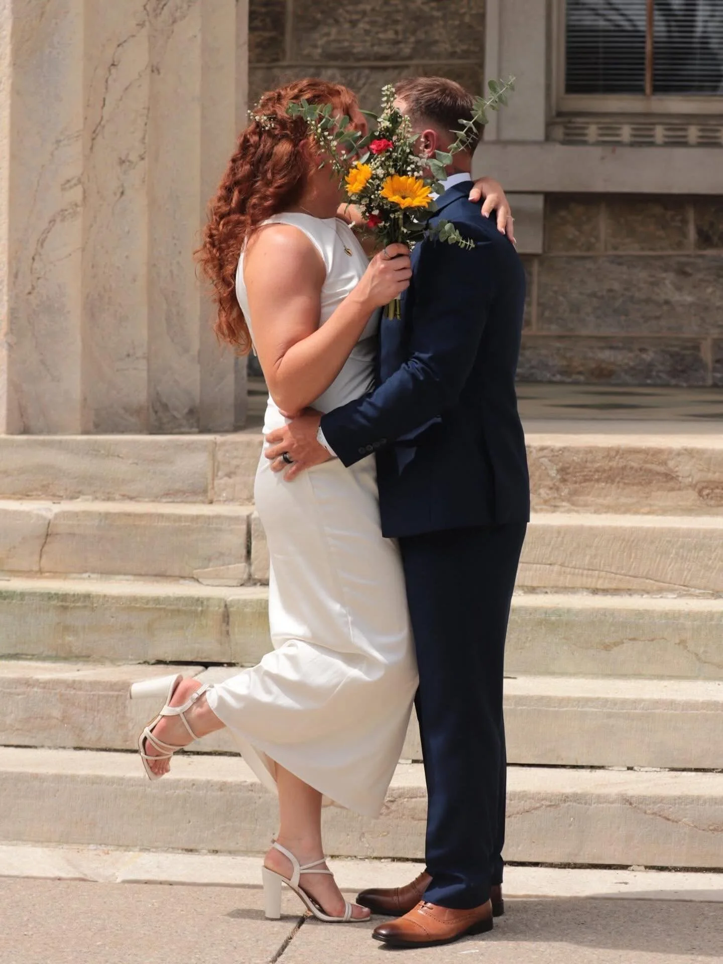 Courthouse bride, but make it glowy.🤍🌟
Soft tan. Natural beauty. Main character energy. (Don&rsquo;t worry, the groom&rsquo;s smile is shining too🦷🤩)

#blissfullybronzed #marylandbride #baltimorespraytan