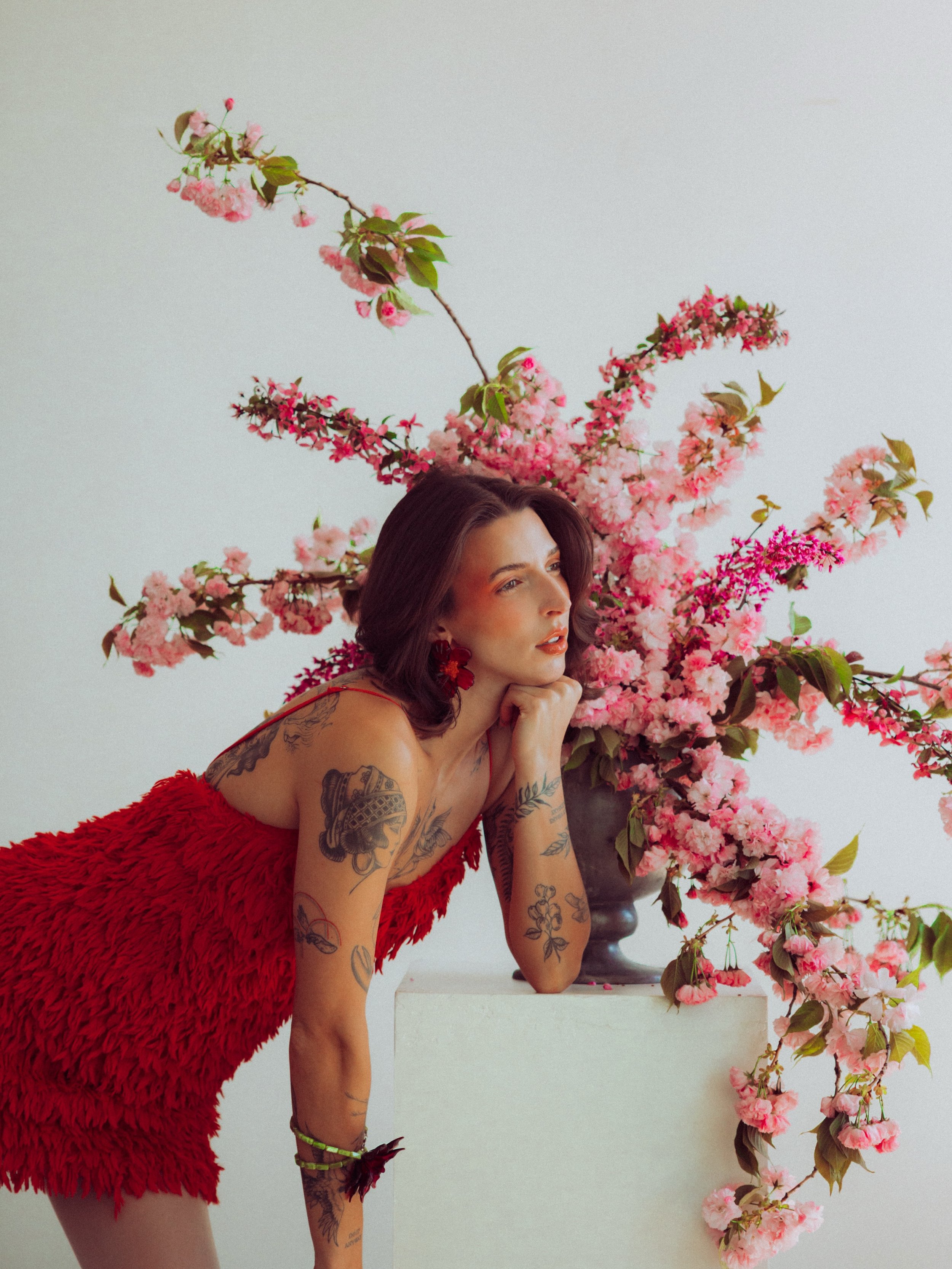 Daughter of the sun🌸

I&rsquo;m truly at my happiest working on shoots like this!!

This shoot came together because of such a talented team, and I&rsquo;m still obsessed with the details.

The jaw dropping florals were created by @tommibattyphoto ?