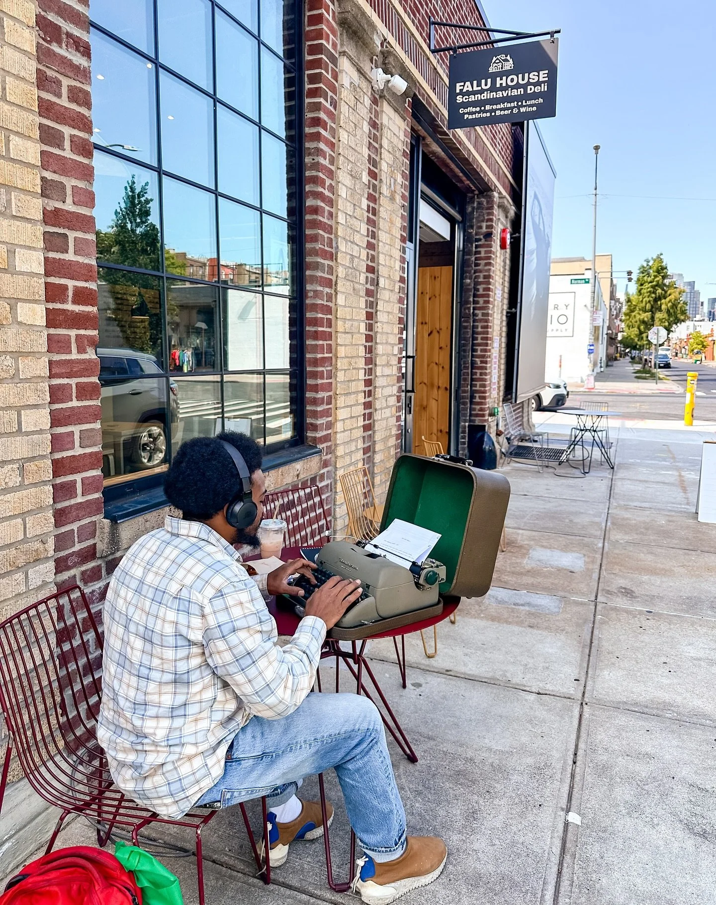 Falu House: best spot in the neighborhood for coffee, breakfast and to write the next great American novel π
We caught @unclebazzzz crushing a cinny bun and cig while writing his short story involving a misinformed cancer diagnosis, ironically crea