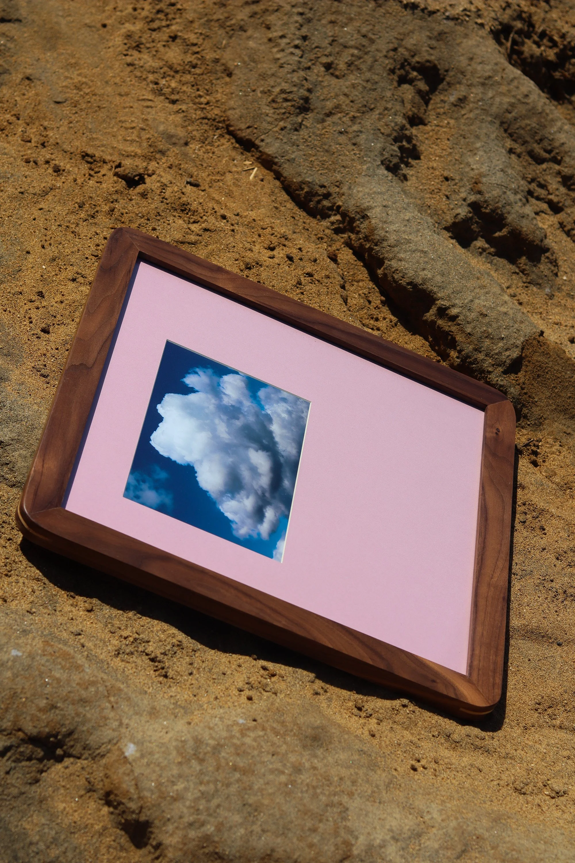 *Photography on pink mat framed in Walnut wood and rounded corners blended in with a basswood strip.
*Fotografia sobre marialuisa rosa enmarcado en madera de encino obscura y esquinas curvas con ensamblé de baswood.