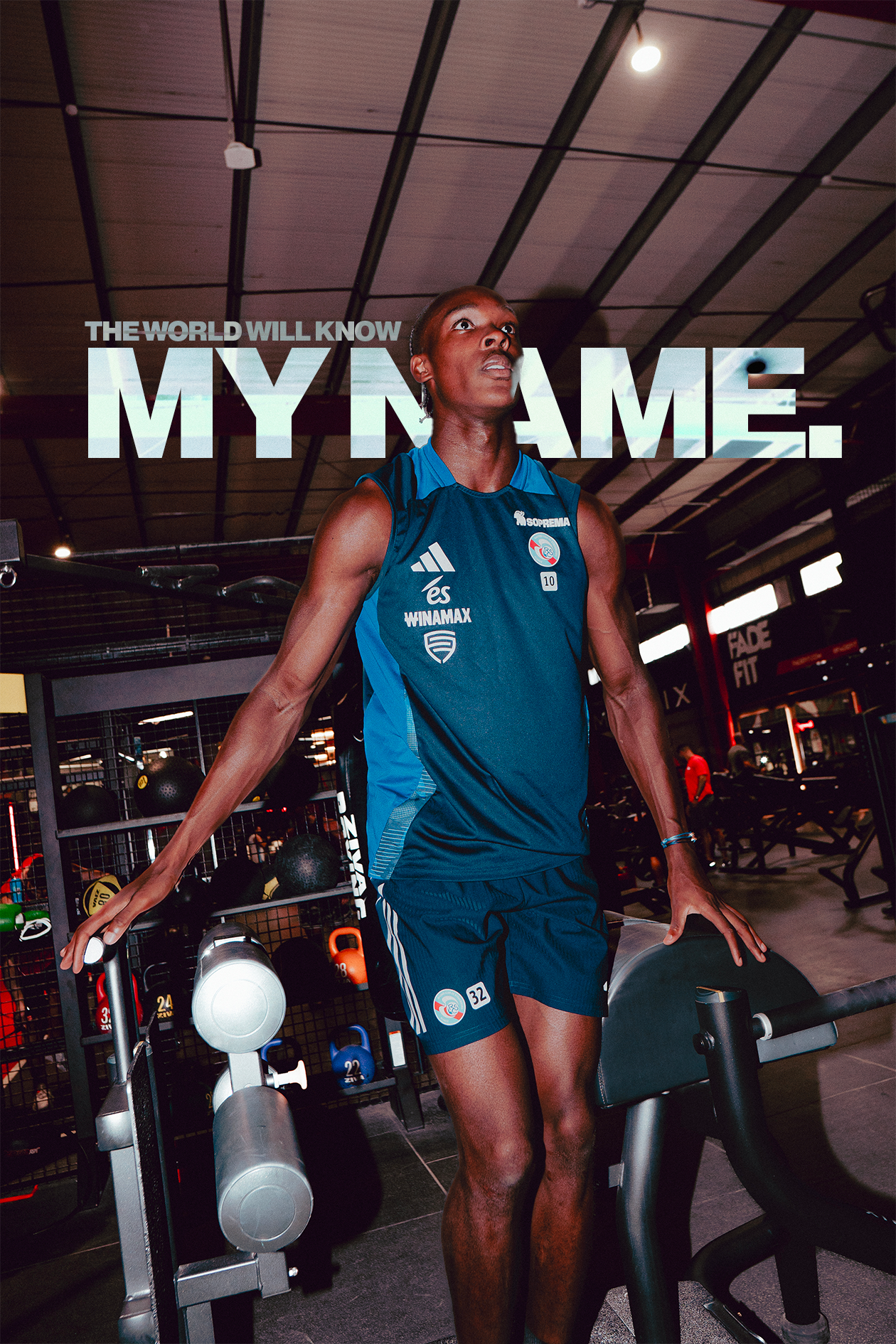 Une femme athlétique, habillée en tenue de sport bleue, dans une salle de sport, avec une phrase en français en surimpression : 'Le monde saura mon nom'.