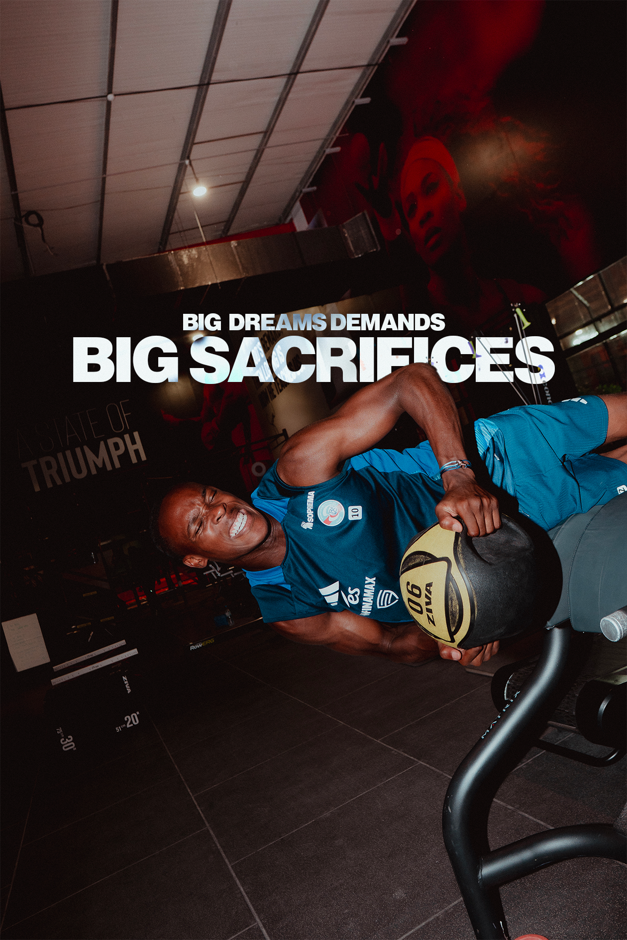 Un homme souriant, tenant un ballon de rugby, dans une salle de sport, avec un texte en français "BIG DREAMS DEMANDS BIG SACRIFICES".