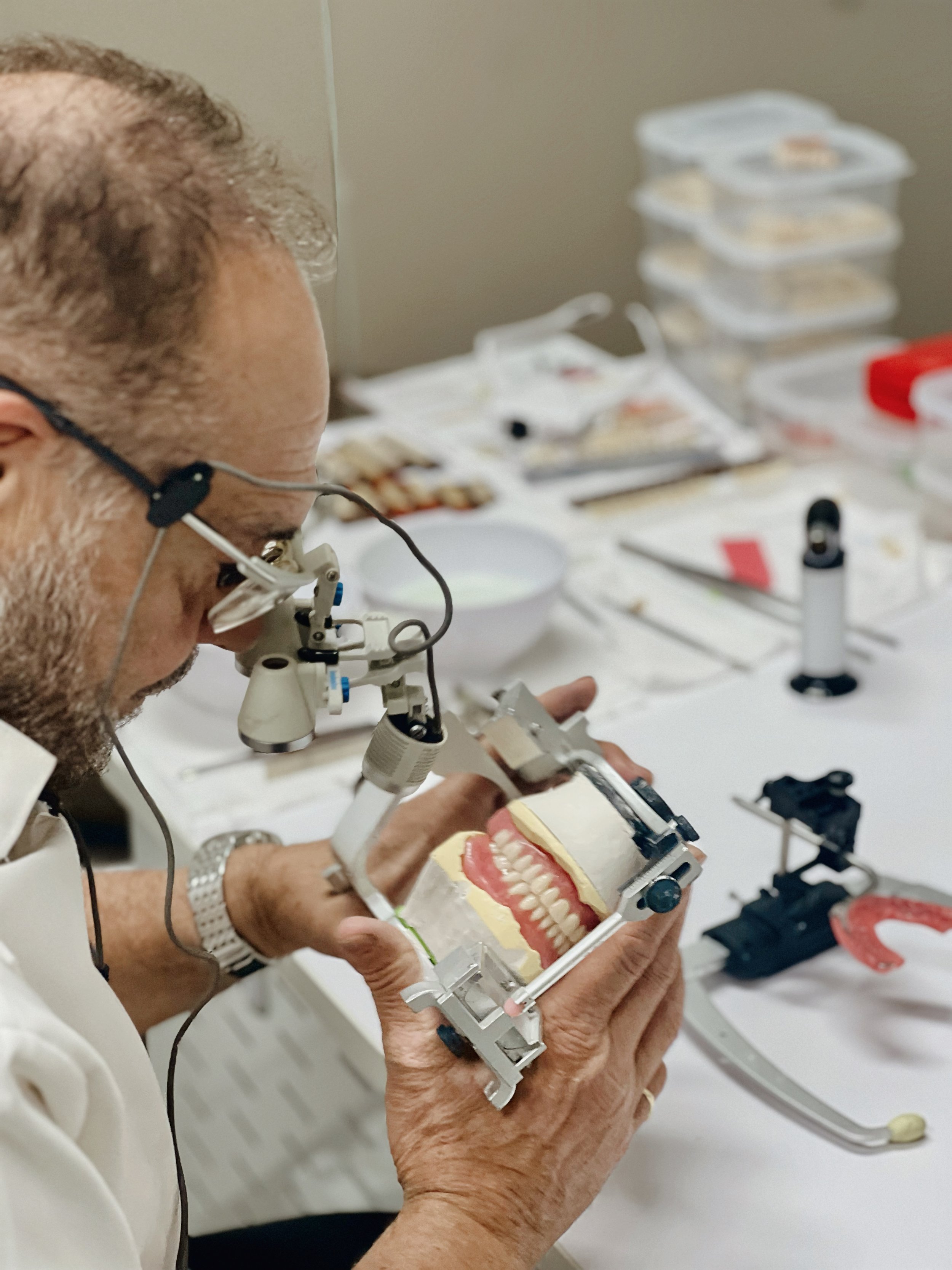We use a full facebow articulation system. This is the only way, to achieve precision and the patients natural dimensions.