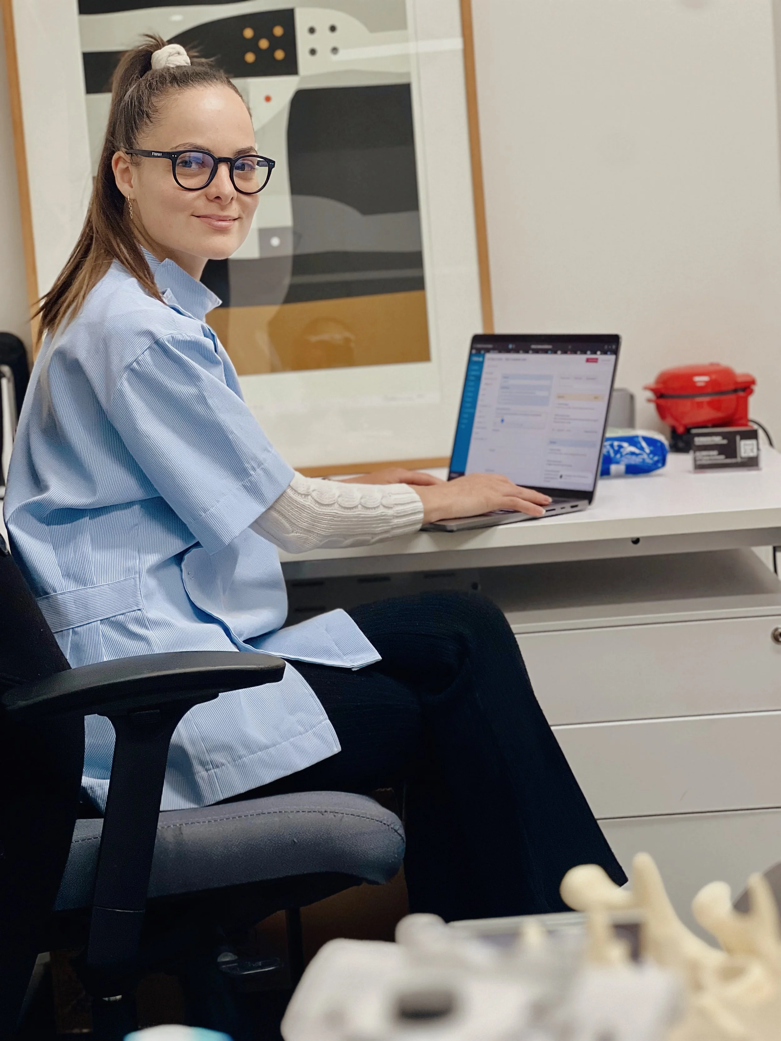 Best customer service denture clinic Melbourne

Meet Eva, our friendly receptionist at SIDISonix Denture Boutique. Eva is the first point of contact for our patients in Preston, ensuring a smooth and professional experience from your very first consu